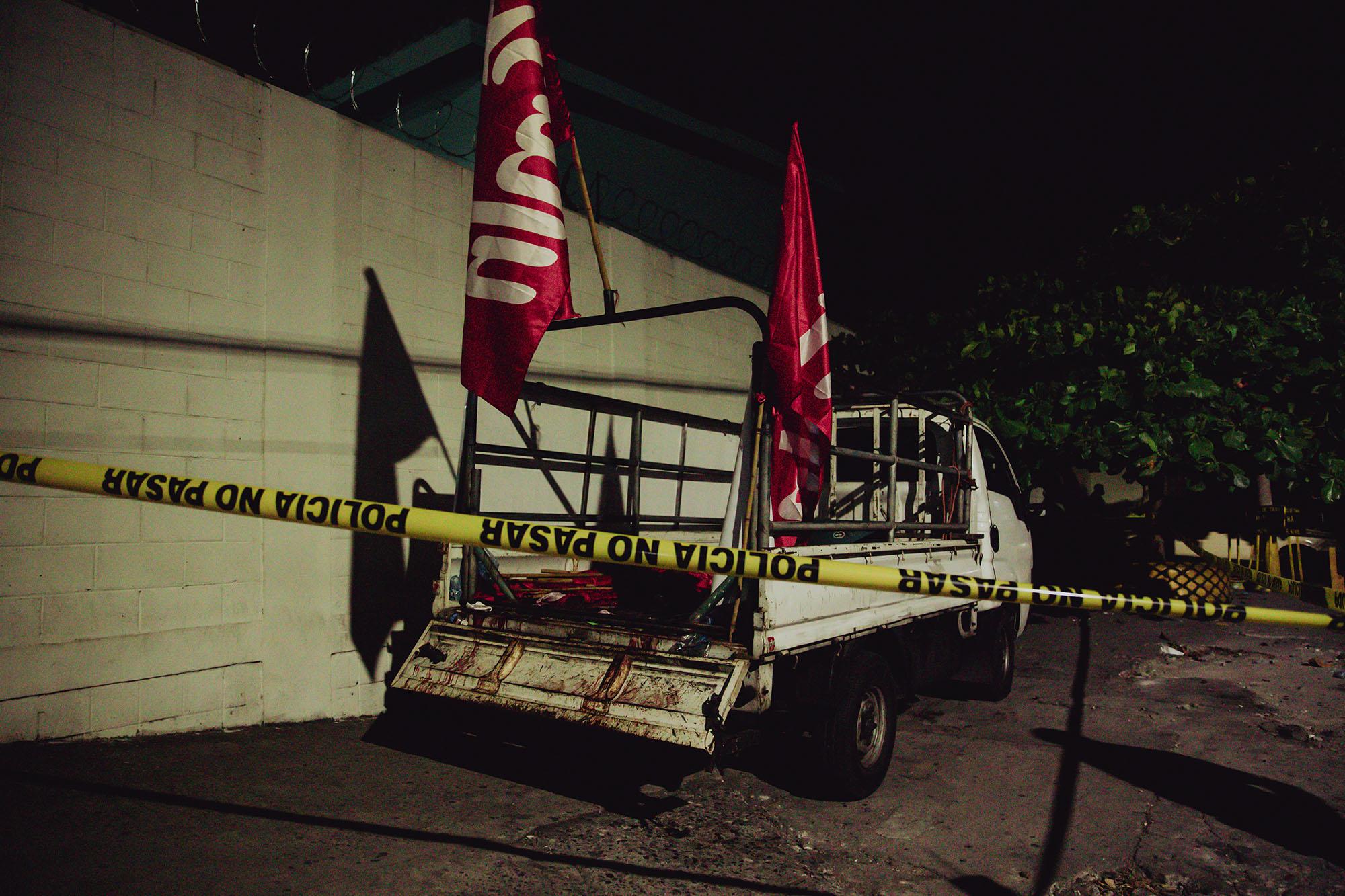 Vehículo en el que se transportaban los simpatizantes del Fmln que fueron atacados con arma de fuego luego de asistir al lanzamiento de campaña del candidato a alcalde por San Salvador. Foto de El Faro: Carlos Barrera