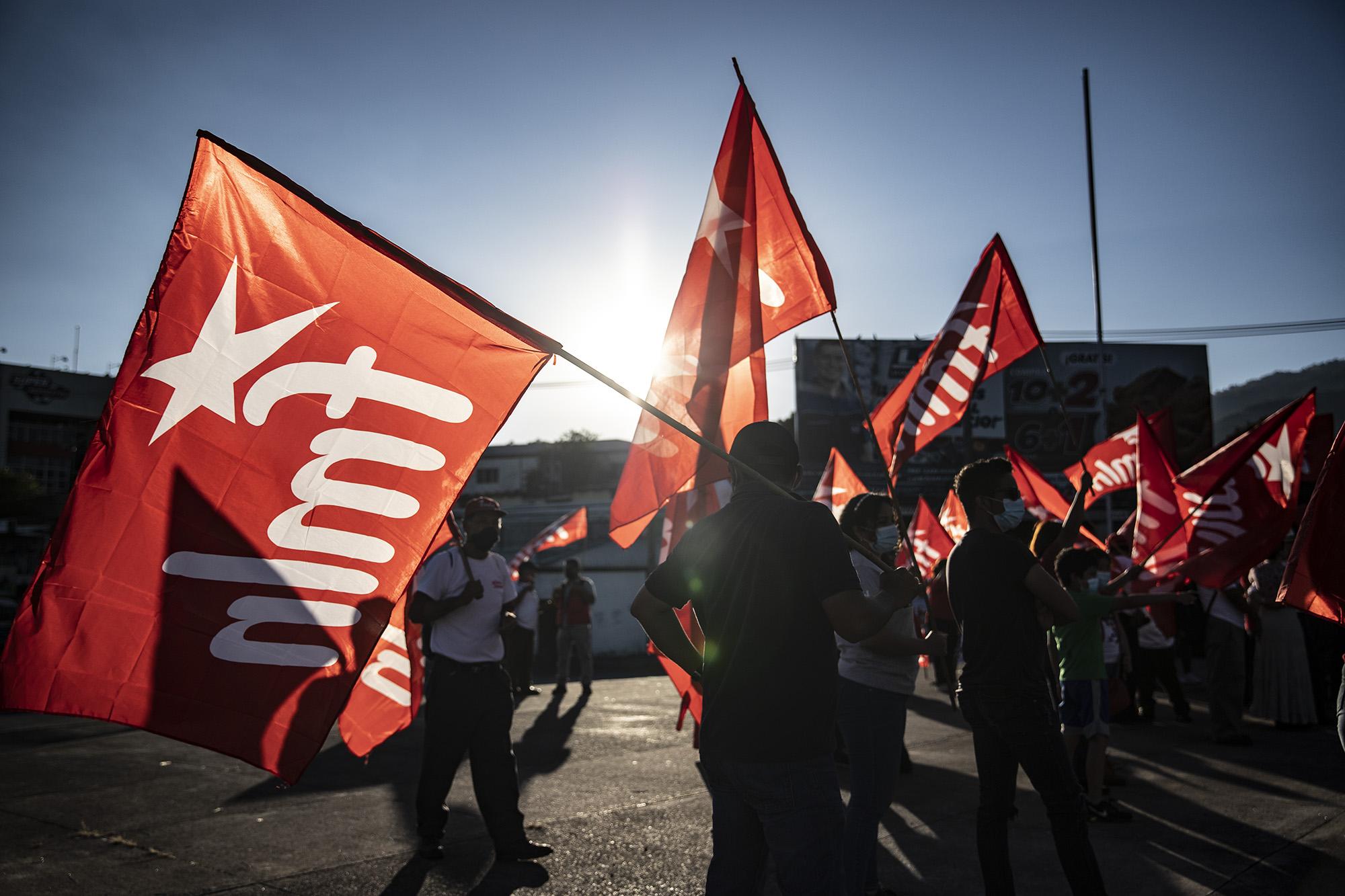 Una hora antes del atentado los simpatizantes del Fmln se encontraban celebrando el lanzamiento de campaña del candidato a alcalde por San Salvador en el monumento a La Constitución. Foto de El Faro: Carlos Barrera