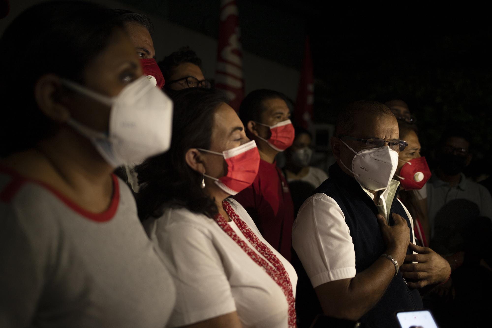 Miembros de la cúpula del Fmln encabezados por Óscar Ortiz brindaron una conferencia de prensa en la entrada del hospital Rosales, allí los líderes del partido condenaron el atentado sufrido por los simpatizantes y pidieron a las autoridades esclarecer el caso para que se haga justicia. Foto de El Faro: Carlos Barrera