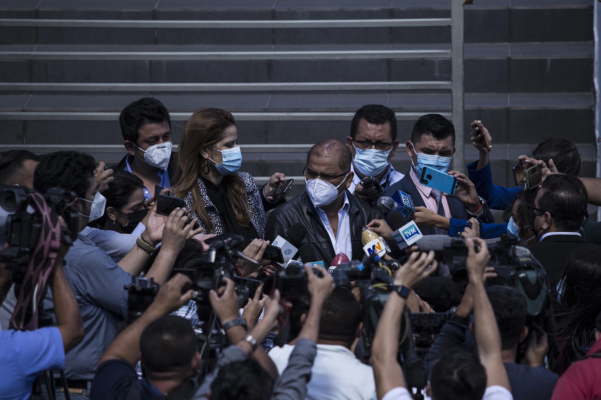 Óscar Ortiz, secretario general del FMLN, habla a los medios, después de una reunión en la sede de la Fiscalía General de la República, junto a otros dirigentes de partidos. Foto de El Faro: Víctor Peña. 