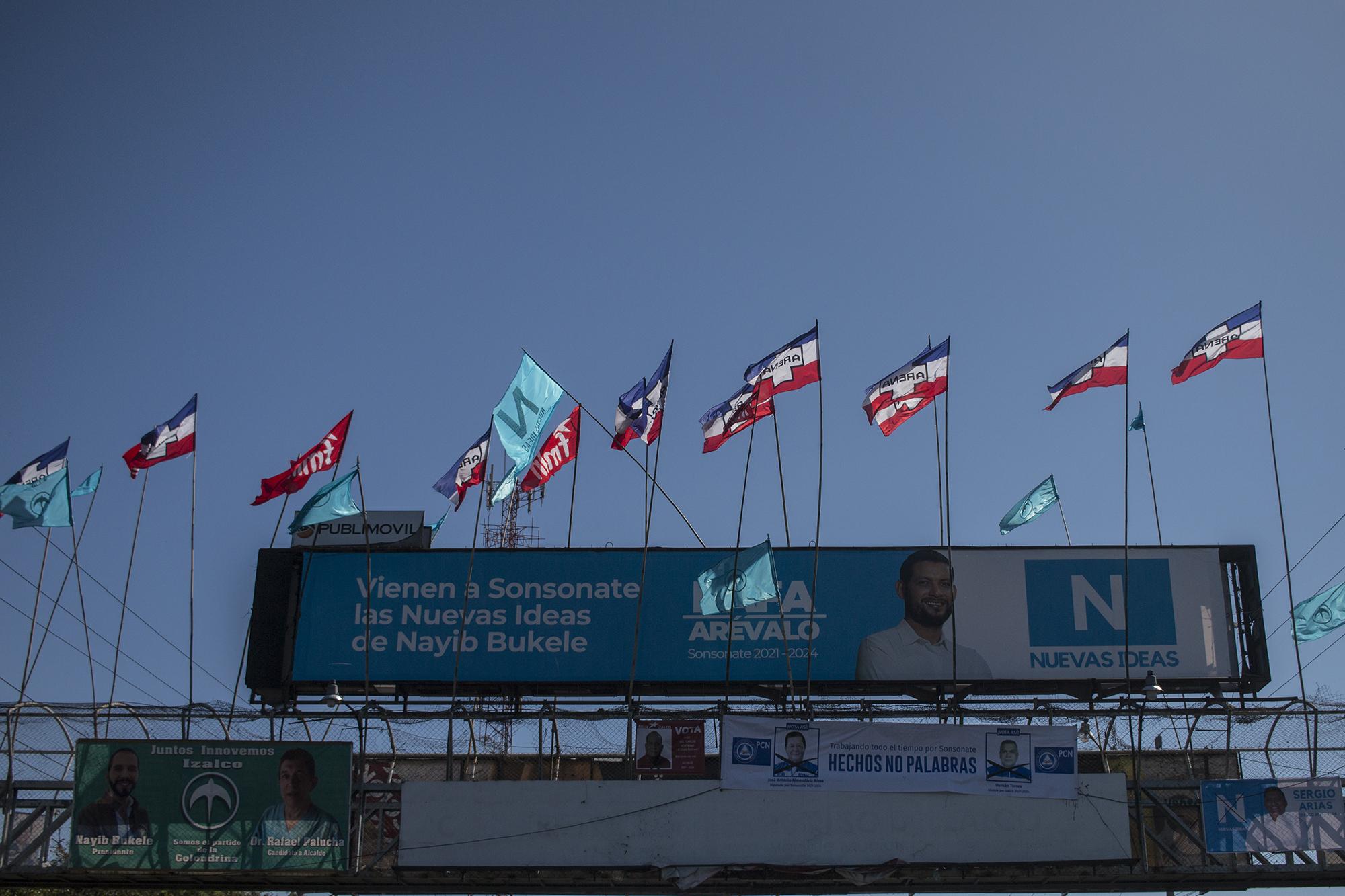 Una paserale ubicada sobre el desvío del municipio de Izalco, en el departamento de Sonsonate, ha sido saturada con propaganda por los distintos partidos políticos que compiten en las elecciones de diputrados y alcaldes de 2021. Foto de El Faro: Víctor Peña. 