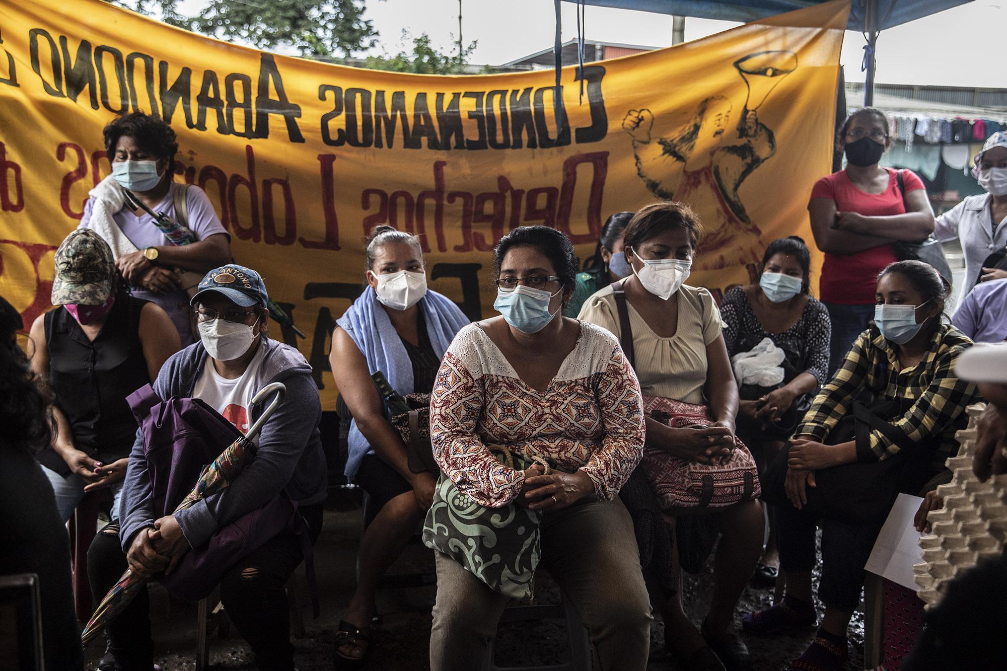 Trabajadoras de industrias Florenzi durante un platón de protesta debido al cierre de la maquila sin el pago de indemnización por años de trabajo a decenas de empleadas. Foto de El Faro: Carlos Barrera
