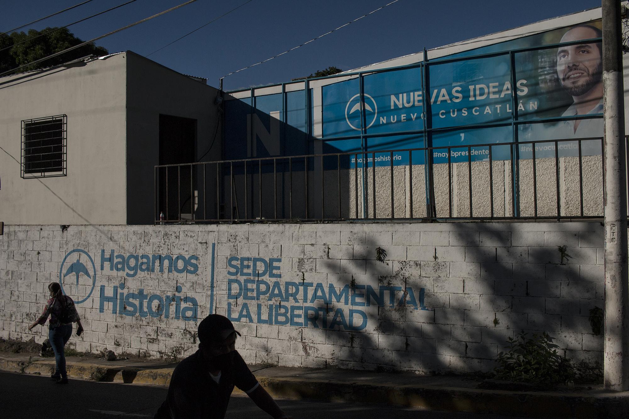 La sede departamental de Nuevas Ideas del departamento de La Libertad, ubicada en el municipio de Nuevo Cuscatlán, mantiene su eslogan original, incluida la golondrina que ahora forma parte de la bandera del partido Gana. Si alguien solo viera el muro del lugar, sería difícil enterarse de si este es un local de NI o de Gana. En ese municipio empezó Bukele su carrera, cuando ganó la Alcaldía bajo la bandera del FMLN en 2012. 