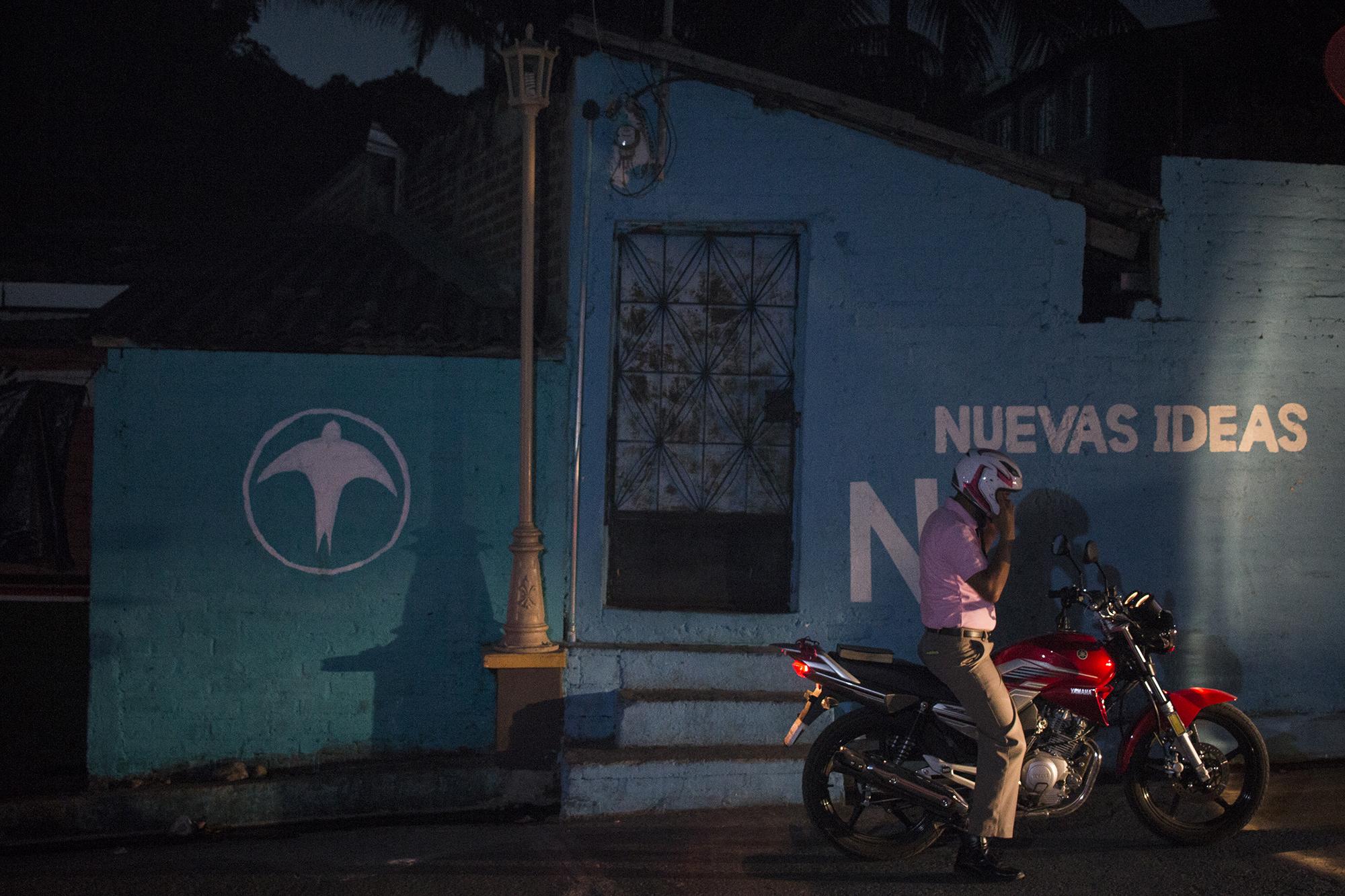 En las calles de Santo Domingo de Guzmán predomina el cian, aunque no se sabe de cuál partido. Para algunos jóvenes de la comunidad indígena la lectura es clara: el partido Gana intenta confundir a la población con una propaganda similar a la de Nuevas Ideas. Esta vivienda muestra esa confusión en este pueblo nahuablante: a la izquierda, el símbolo de Gana, la golondrina; a la derecha, la N de NI. 