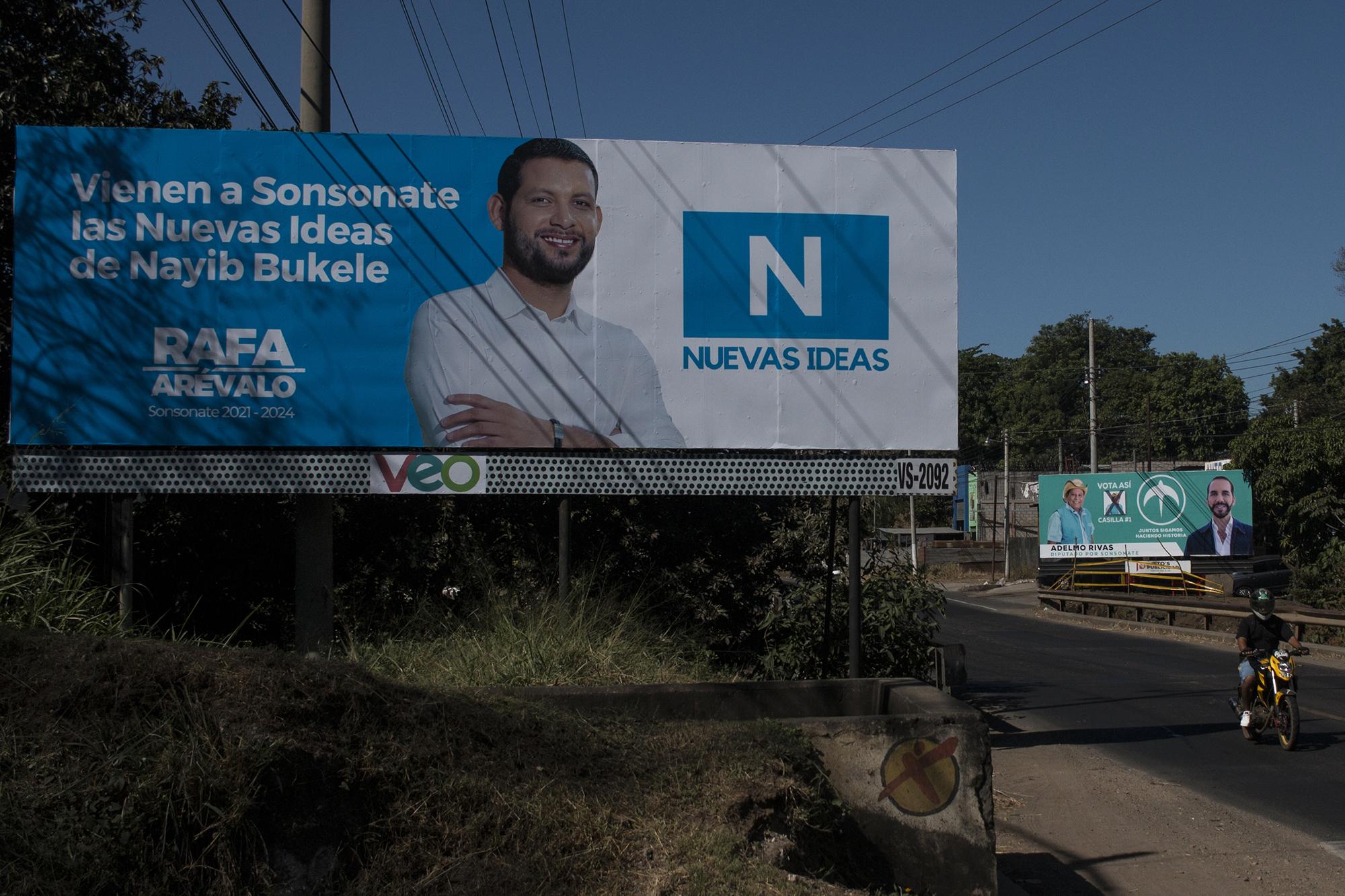 Rafael Arévalo, candidato a alcalde por la ciudad de Sonsonate, y uno de los mejores tenistas de Centroamérica, aparece en la primera valla publicitaria de la imagen, junto a la N de Nayib. Arévalo fue reconocido por jugarle un buen partido al tenista suizo, Roger Federer, durante los Juegos Olímpicos de Beijing, en agosto de 2008. Al fondo, en la imagen, Adelmo Rivas, candidato a diputado por el partido Gana también usa la misma estrategia y se luce al lado de Bukele en esa valla ubicada entre el límite de los municipios de Izalco y Sonzacate, en el departamento de Sonsonate. 