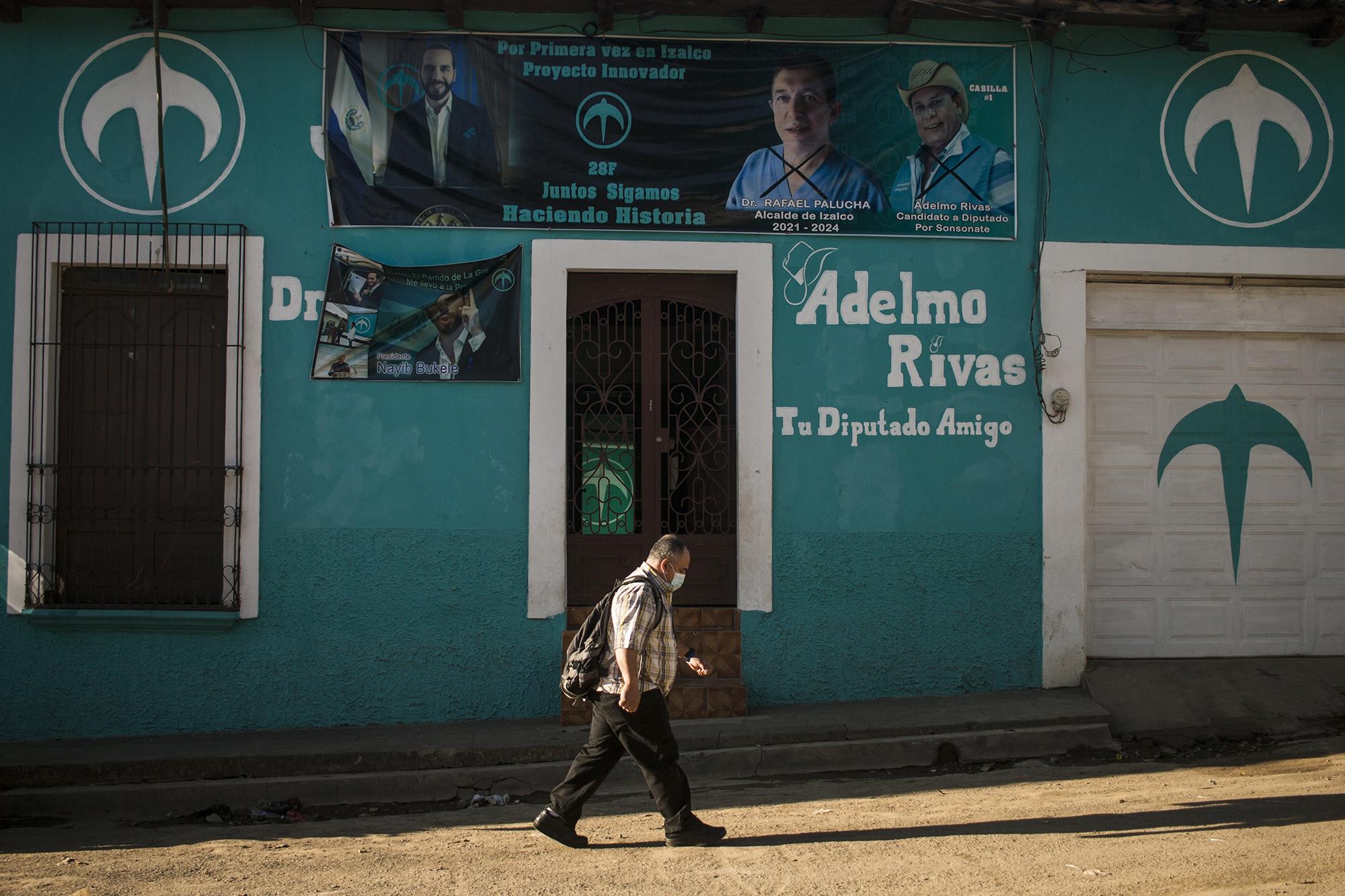 En cada sede de Gana del departamento de Sonsonate, la fotografía y el nombre del diputado ganista Adelmo Rivas sobresale en pancartas y paredes al lado de Bukele. El candidato de Gana a la Alcaldía del municipio de Izalco, Rafael Palucha, que en el año 2000 compitió y perdió las elecciones para alcalde bajo la bandera del FMLN, ahora vende su candidatura también con la imagen del presidente.