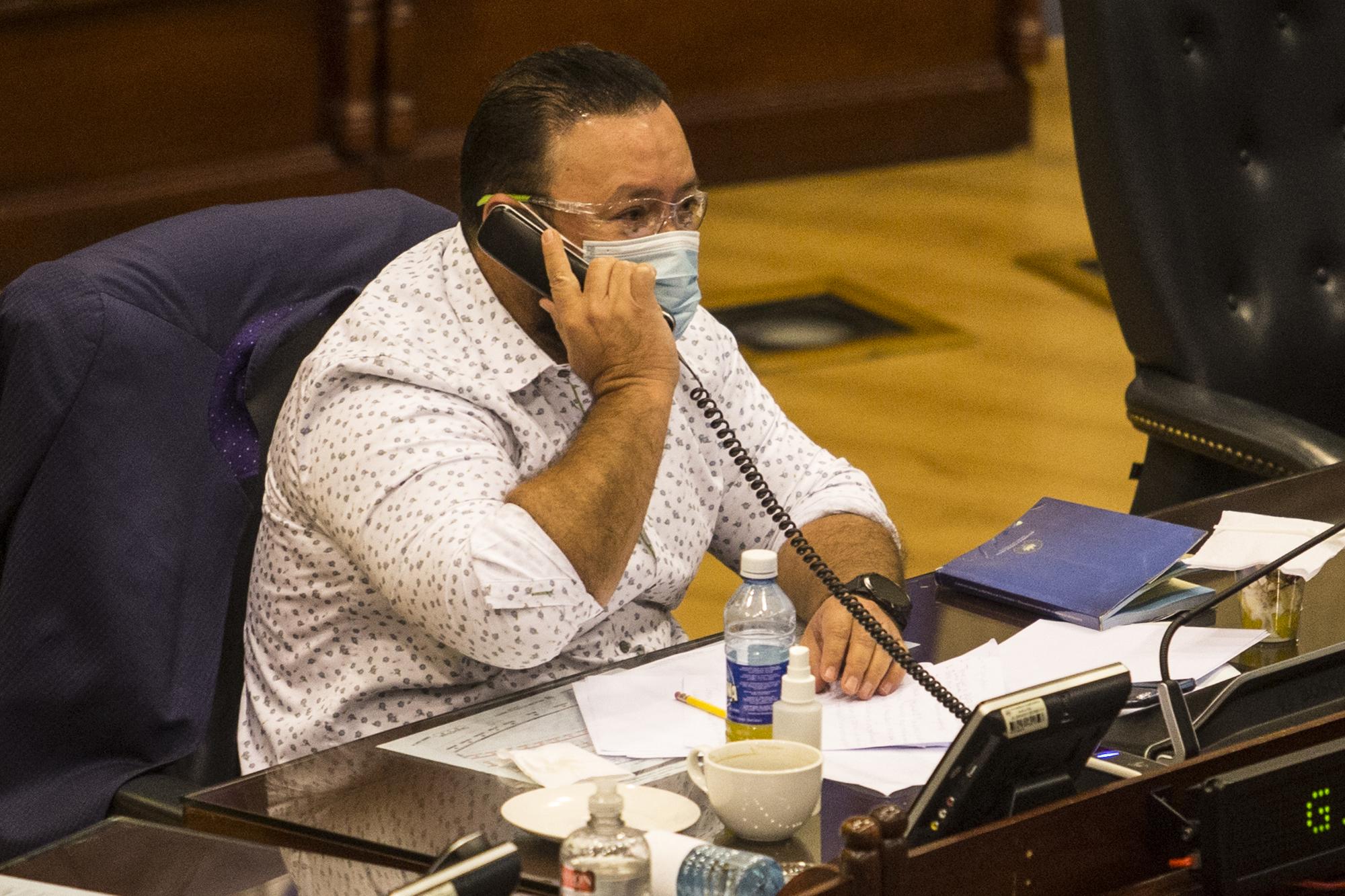 Guillermo Gallegos, diputado del partido Gana, durante la sesión plenaria extraordinaria para interpelar al ministro de Defensa, Francis Merino Monroy, por la toma de la Asamblea Legislativa por parte de la Fuerza Armada, el 9 de febrero de 2020. Foto de El Faro: Víctor Peña. 