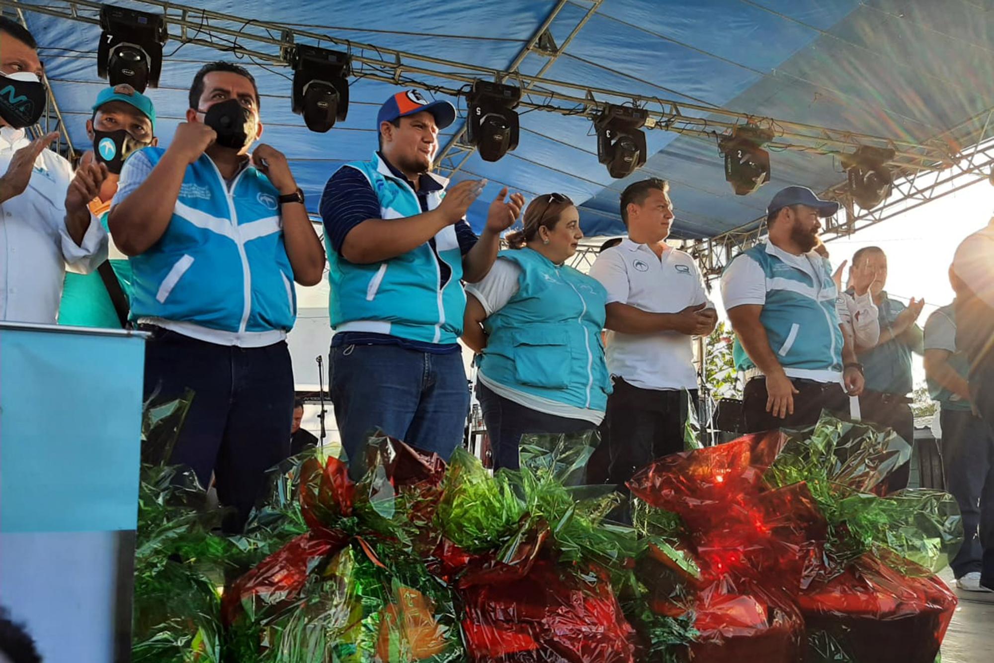 Guillermo Gallegos (de gorra a la derecha), actual diputado y candidato a diputado por el partido Gana, junto a su familia durante un acto proselitista. Foto: Cortesía de Gana. 