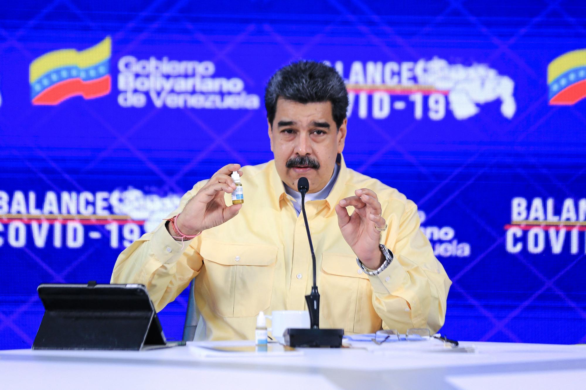 Fotografía cortesía de la Presidencia de Venezuela en donde Nicolás Maduro presenta las gotas Carvativir durante una cadena transmitida por televisión, el pasado 24 de enero 2021. Carvativir es el último de los remedios sin base científica que el mandatario venezolano ha aprobado durante la pandemia por coronavirus. Foto por Jhonn Zerpa / AFP.