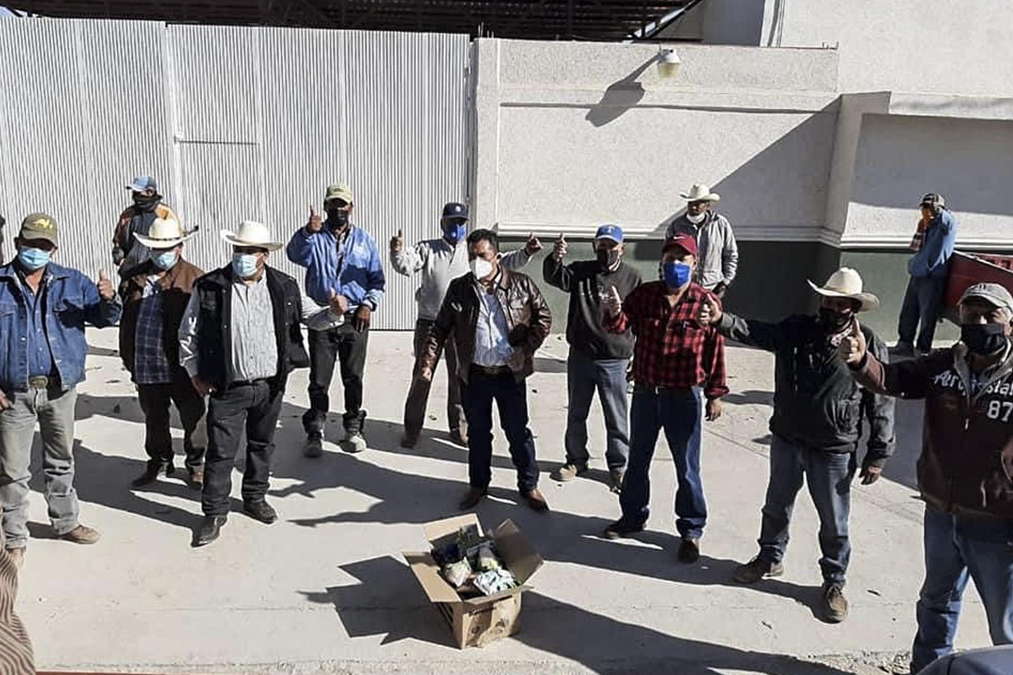 Los paquetes de alimentos fueron repartidos entre los ejidatarios que componen uno de los sectores de riego del municipio de Tlahualilo, en el estado de Durango, México. Fotografía tomada de la página oficial de Facebook del sector de riego 6 de Tlahualilo. 