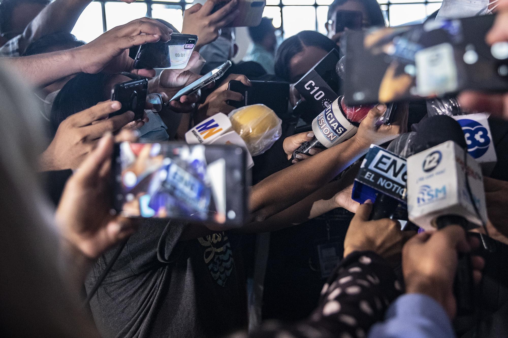 Periodistas de diferentes medios de El Salvador durante una cobertura en el Centro Judicial Isidro Menéndez. Foto de El Faro: Carlos Barrera