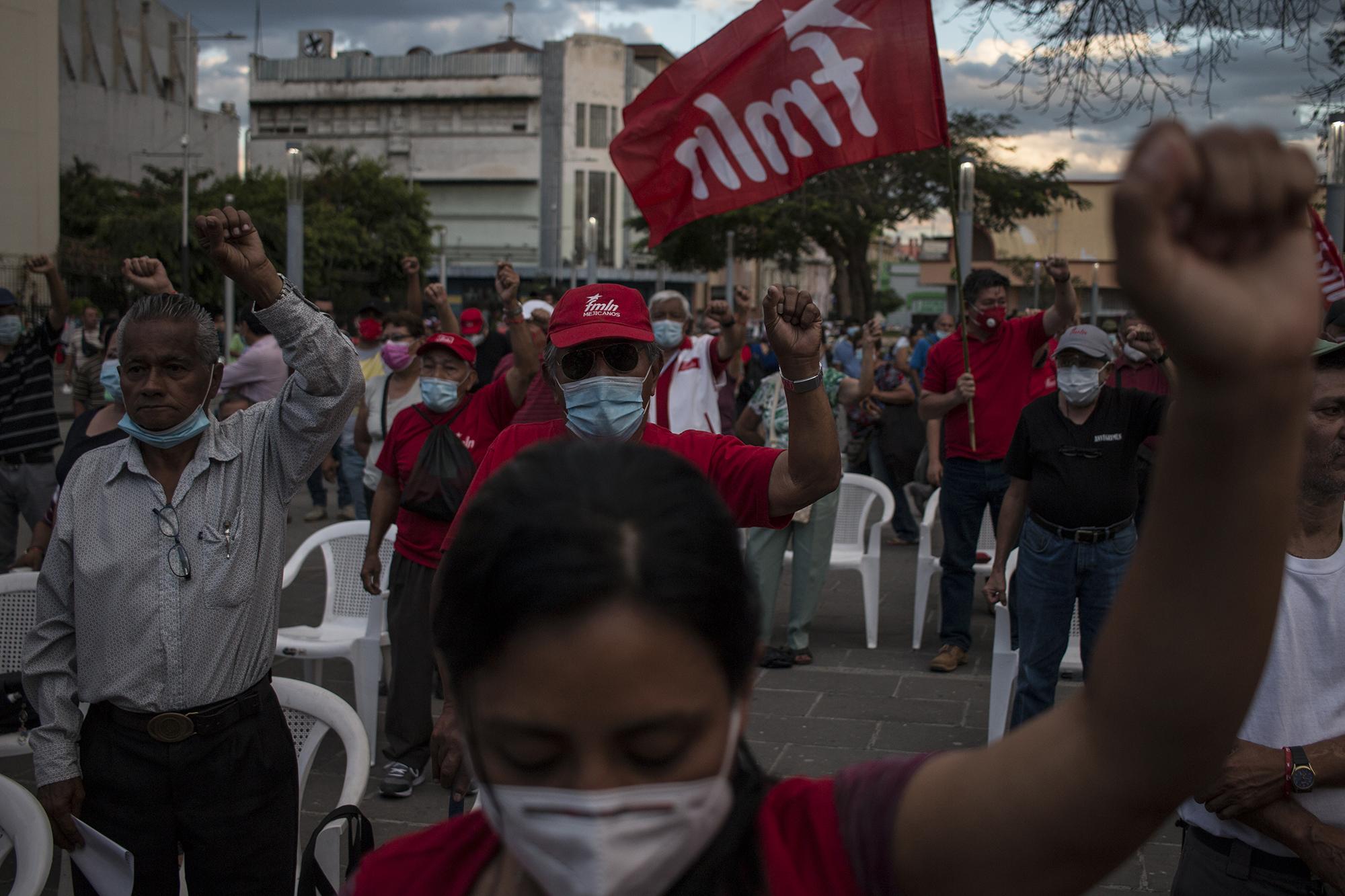 Militantes participan del acto de cierre de campaña del partido FMLN  para elecciones de diputados y alcaldes. El partido de izquierda convocó a una actividad a la que asistieron no más de 100 personas, el martes 23 de febrero de 2021, en la plaza Barrios de San Salvador. Foto de El Faro: Víctor Peña. 