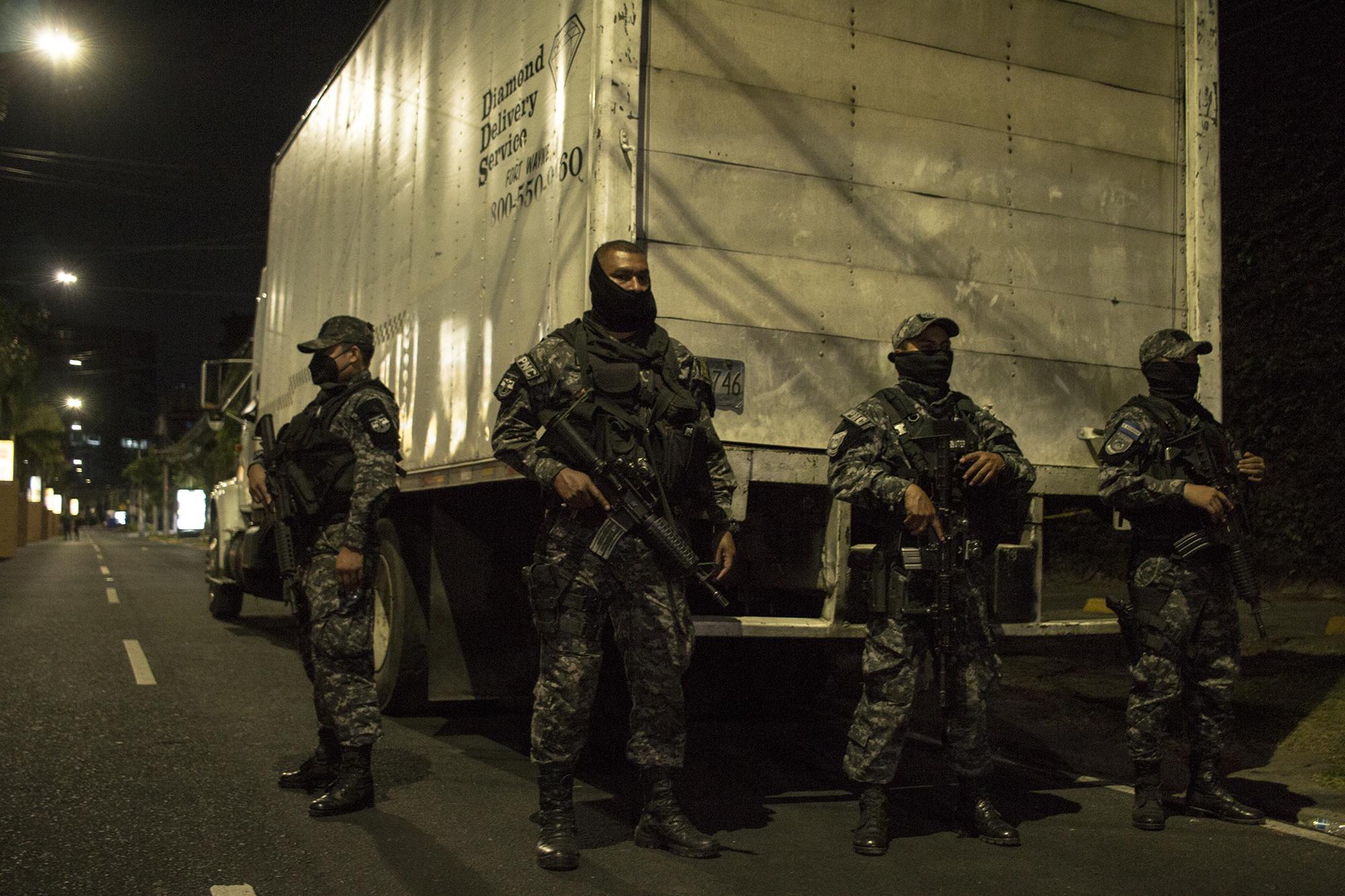 Agentes de la Policía Nacional Civil custodiaban el material electoral desde la madrugada del domingo 28 de febrero en el centro de votación del bulevar del Hipódromo, en San Salvador, el más grande del país, con un total de 34 Juntas Receptoras de Votos. Este centro abrió las puertas a los votantes con dos horas de retraso. Foto de El Faro: Víctor Peña. 