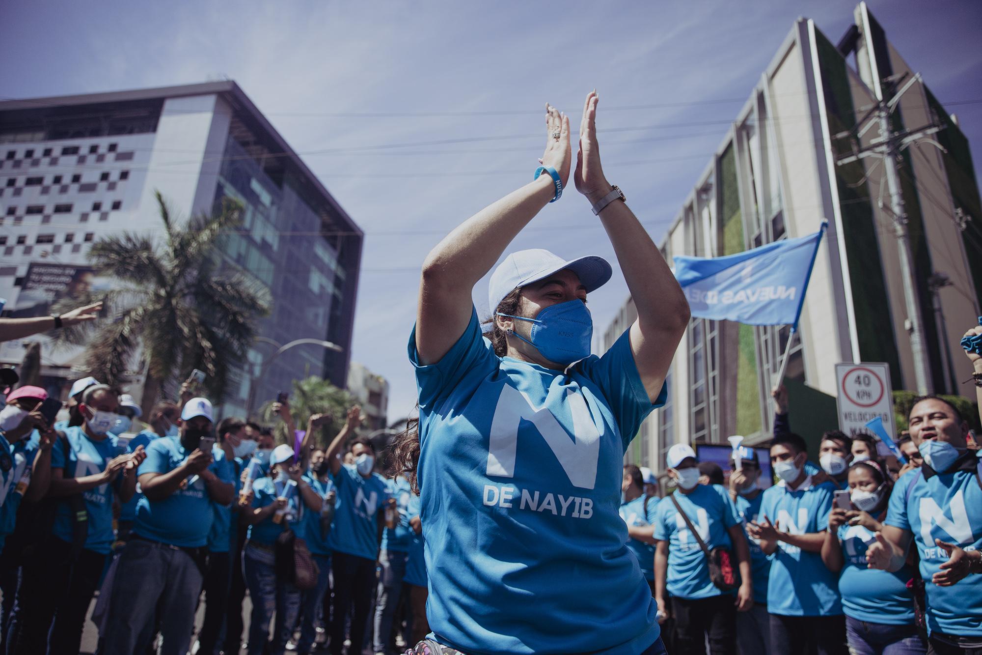 Correligionarios del partido Nuevas Ideas recibieron con música al presidente del partido, Xavi Zablah Bukele, quien ejercería su voto en el centro de votación Bulevar del Hipódromo. Foto de El Faro: Carlos Barrera