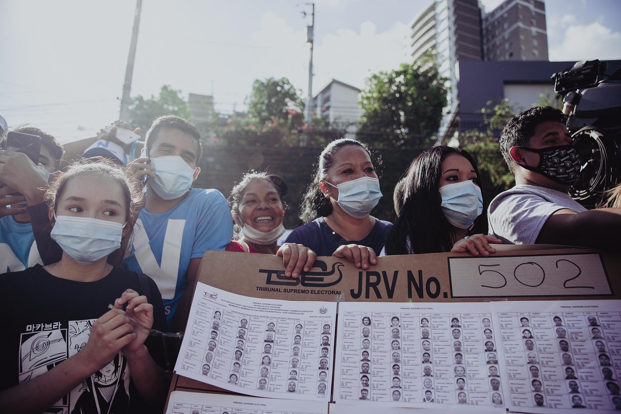 Decenas de personas se aglutinaron en la JRV 502 para por lo menos poder ver a Nayib Bukele ejercer su voto. Muchas mujeres le gritaron que le amaban y los hombres se abalanzaban para poder darle la mano mientras Bukele caminaba en el centro de votación Bulevar del Hipódromo. Foto de El Faro: Carlos Barrera