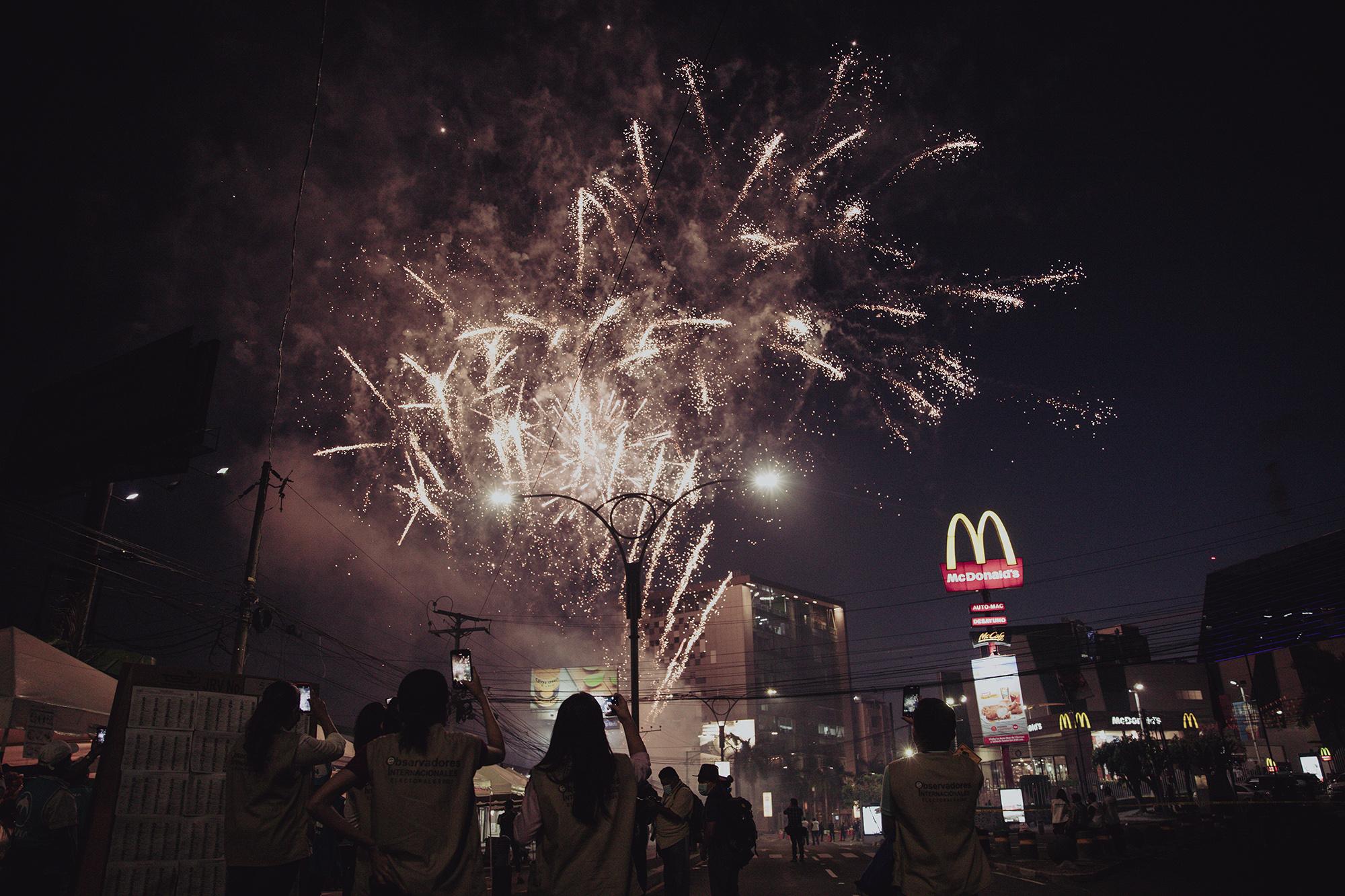 A las 6:40 p.m se reventaron fuegos artificiales en la zona del centro de votación Bulevar del Hipódromo, minutos después el presidente Bukele publicó un tweet con video de la quema de la pólvora con el título: 