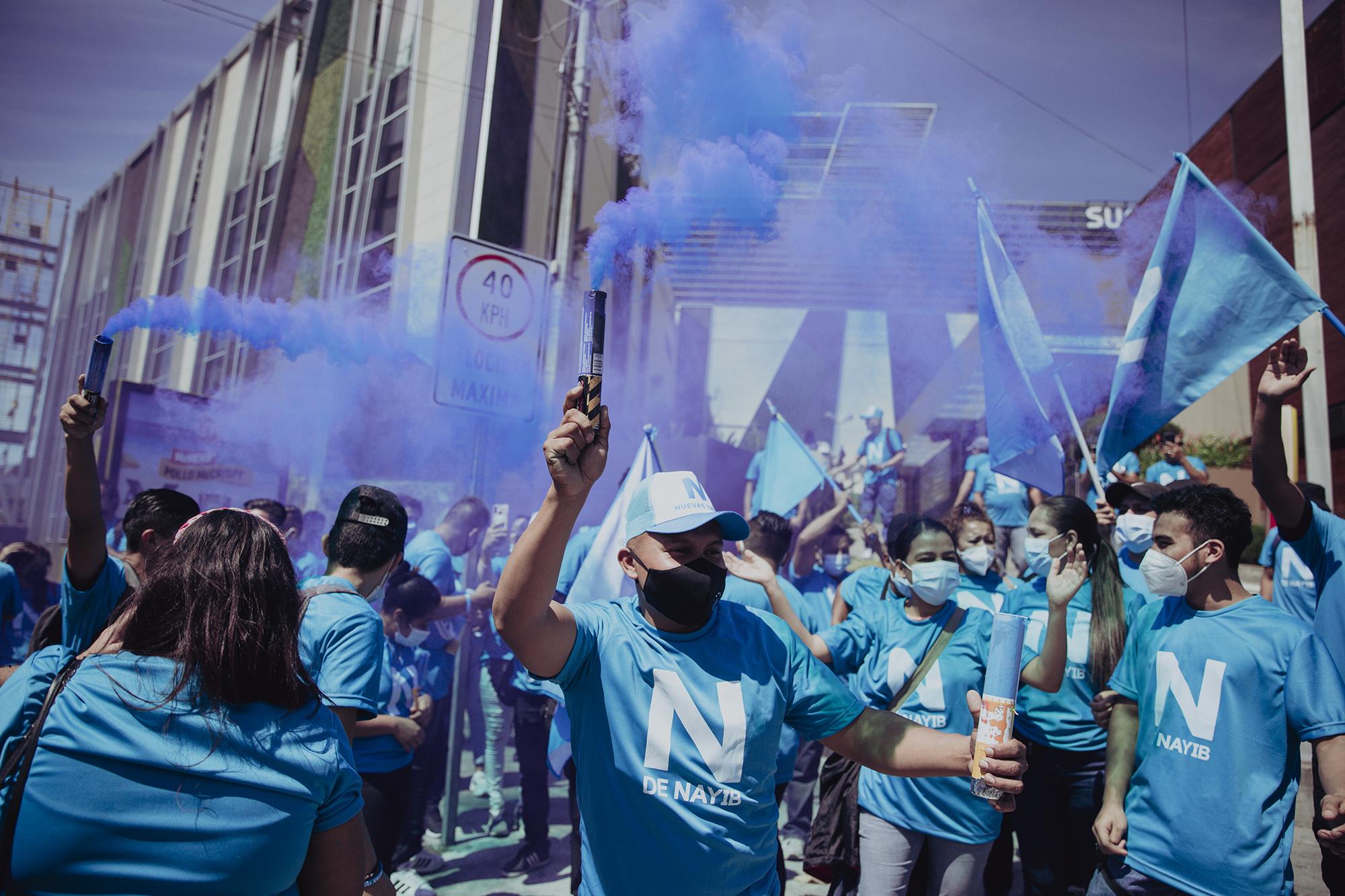 Simpatizantes del partido Nuevas Ideas celebran previo a la llegada del presidente del partido, Xavi Zablah Bukele, al centro de votación Bulevar del Hipódromo, San Salvador. Foto de El Faro: Carlos Barrera