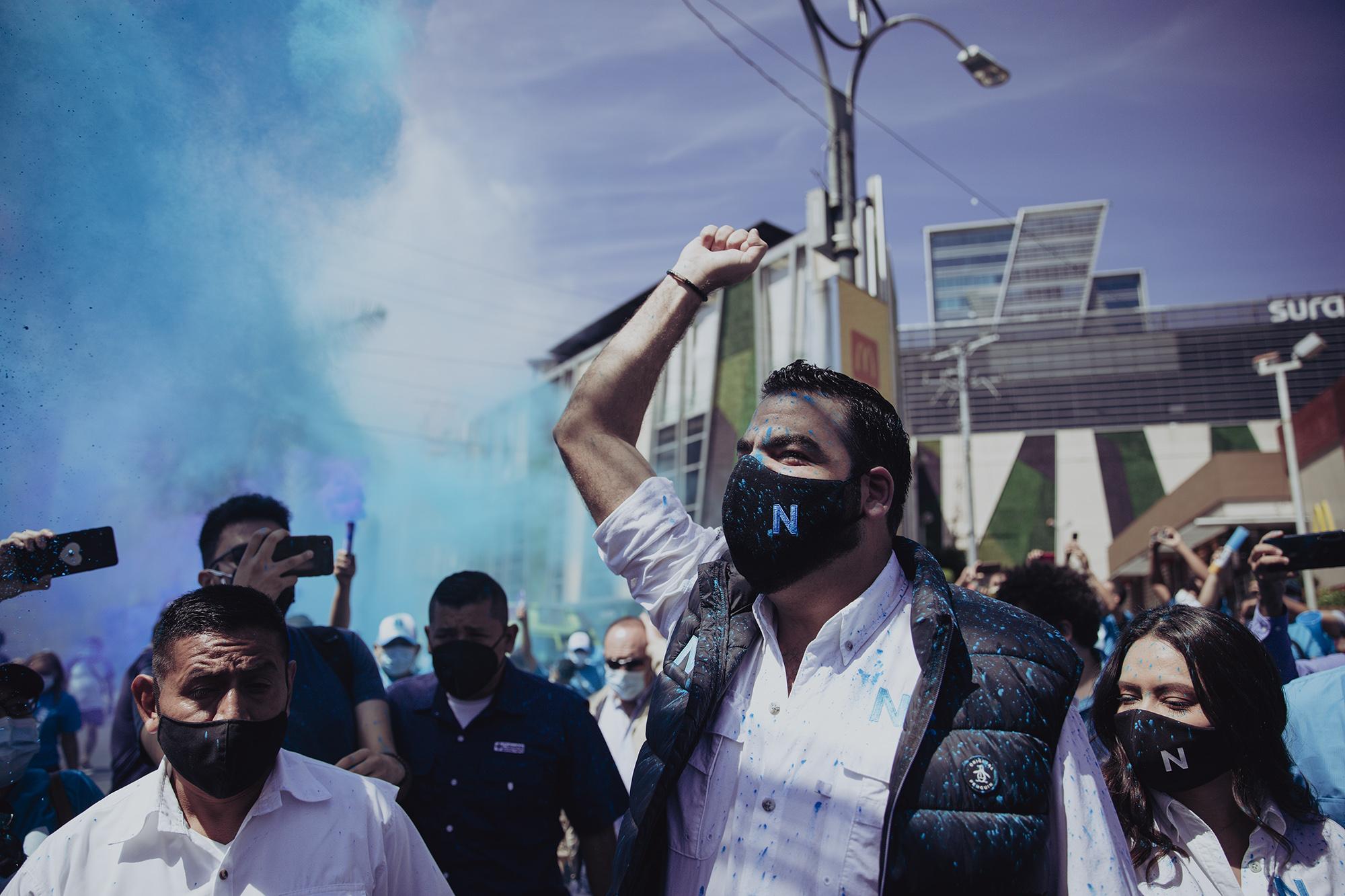 Xavi Zablah Bukele fue recibido por decenas de simpatizantes a su llegada al centro de votación Bulevar del Hipódromo en San Salvador. Foto de El Faro: Carlos Barrera