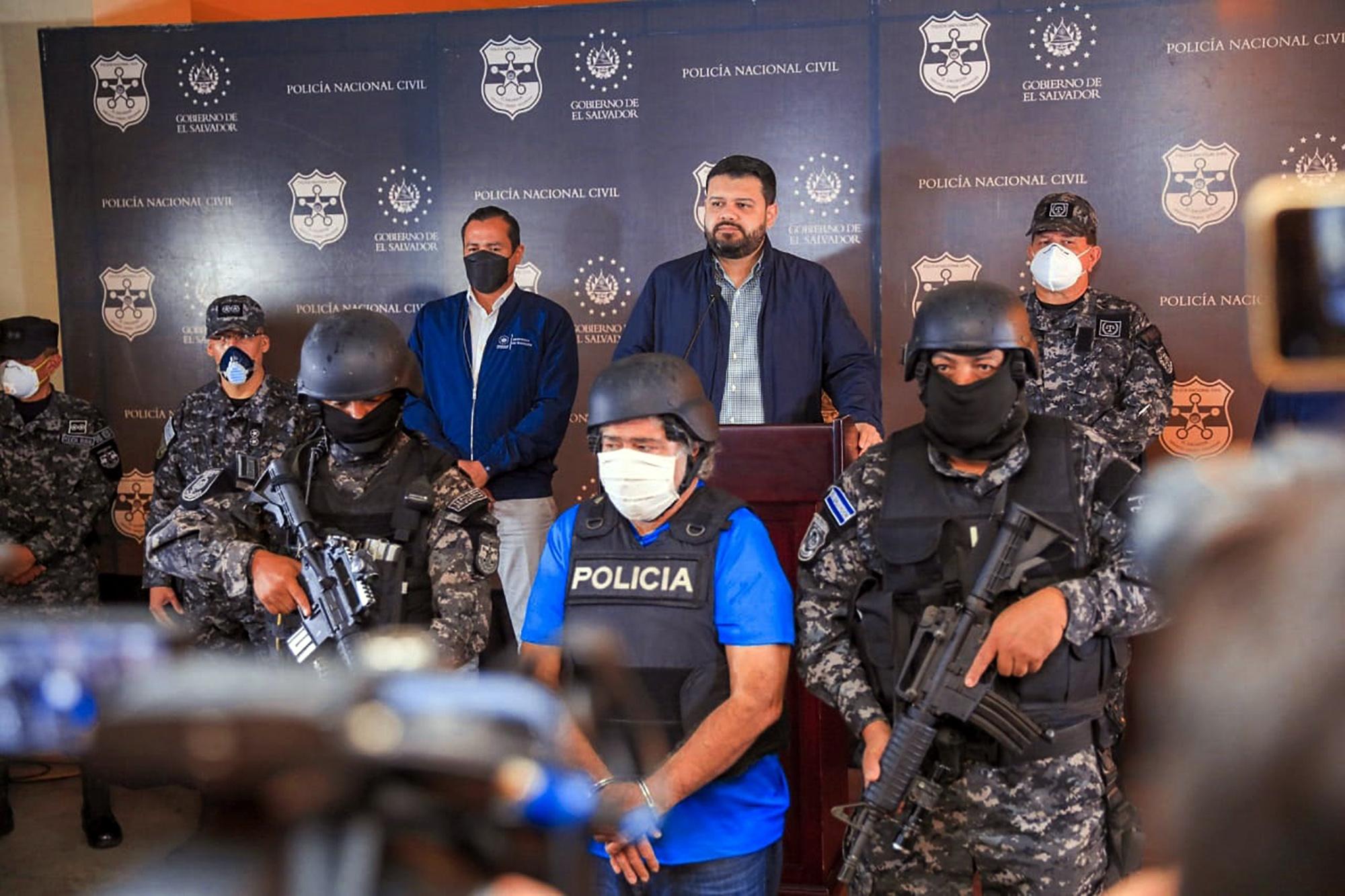 Fotografía tomada el 16 de agosto de 2020, durante una conferencia de prensa por la captura de Miguel Ernesto Daura Mijango, representante legal de Intratex El Salvador. El ministro de justicia y seguridad pública, Rogelio Rivas, quien no pagó sus impuestos entre el 2013 y 2018, prometió no descansar contra la evasión de impuestos. Foto de El Faro: Cortesía Ministerio de Hacienda.