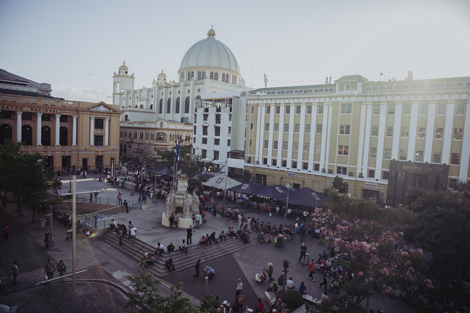 La Plaza Morazán en el Centro Histórico lució abarrotada de personas el 13 de marzo del 2021, a un año de que inició la cuarentena debido a la pandemia causada por la covid-19. Foto de El Faro: Carlos Barrera