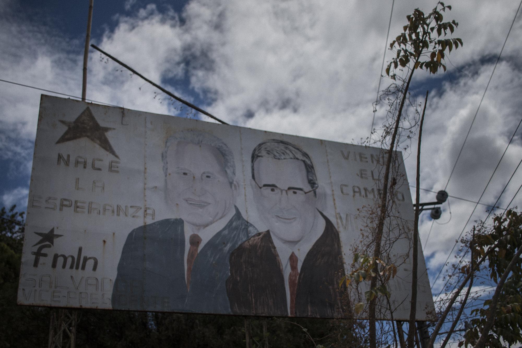 La imagen del FMLN se destiñe en los alrededores de Arcatao. Esta valla sobre la entrada del municipio de Nueva Trinidad, donde Nuevas Ideas también ganó las elecciones municipales por seis votos, parece una metáfora del desgaste que la izquierda ha tenido desde que perdieron las elecciones presidenciales en 2019. En la valla aparecen los entonces candidatos a la presidencia y vicepresidencia Mauricio Funes y Salvador Sánchez Cerén, que ganaron las presidenciales de 2009, cuando el FMLN ocupó el Ejecutivo por primera vez en su historia y Arcatao era territorio efemelenista. 