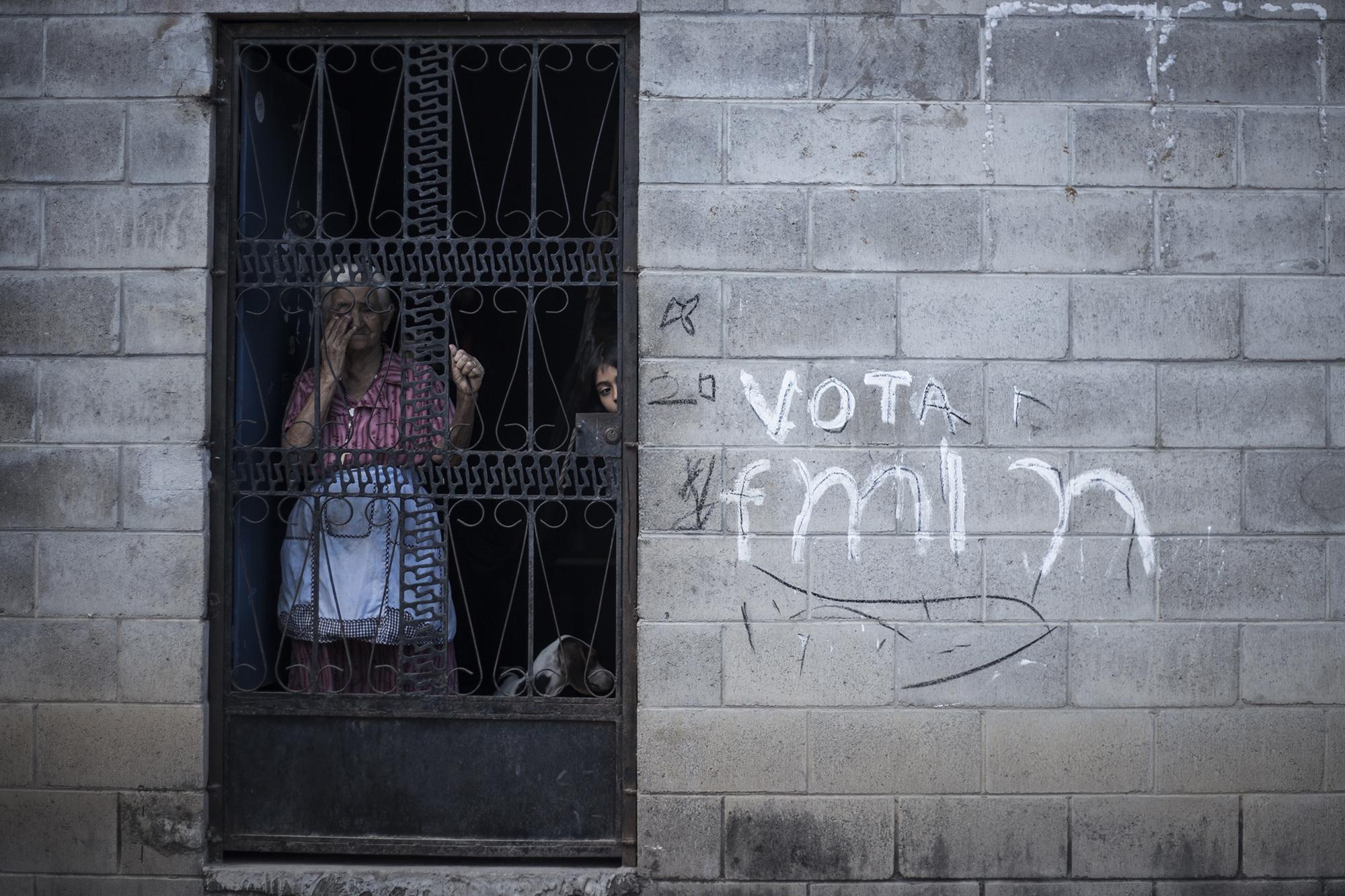 Natividad Dubón de Bonilla, sale a la puerta de su vivienda para observar hacia la calle principal del pueblo, como lo hace todas las tardes. Natividad no recuerda su edad, pero asegura no haber perdido la memoria sobre sus principios ideológicos de izquierda. Natividad no fue el voto que dio la Alcaldía a Nuevas Ideas. Ella sigue siendo seguidora del FMLN. Previo al triunfo de Nuevas Ideas, la hazaña más grande la había hecho Arena, que en las elecciones de 2009 obtuvo 457 votos de un total de 1,217. En esta elección la derecha solo obtuvo 39 votos, de un total de 1,709.