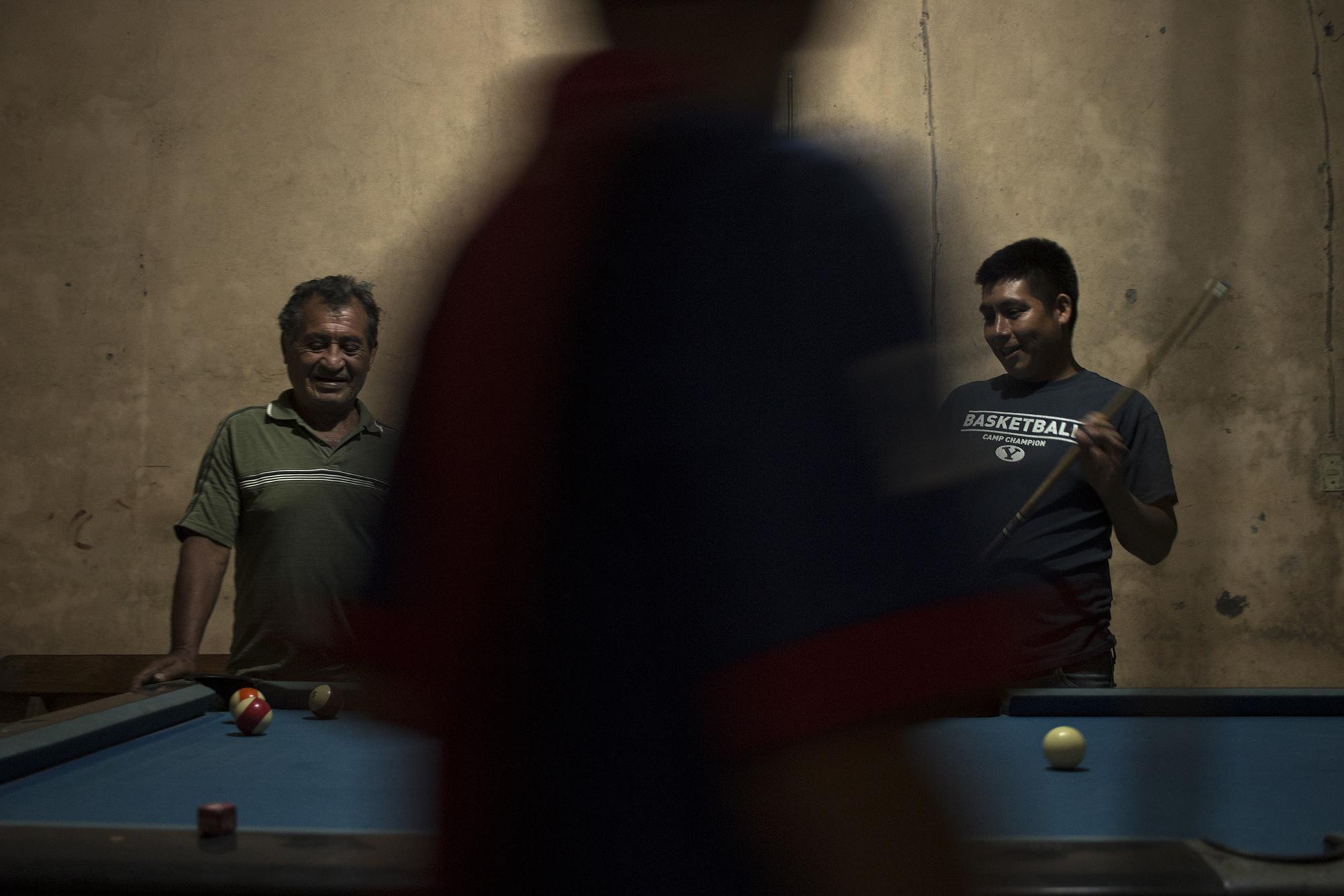 En el billar de Arcatao, cuatro hombres conversan de política mientras juegan una partida de bola ocho. Es el único lugar abierto a las 8 de la noche en este pueblo, que duerme con sus calles vacías. “Los que hablan del partido dejaron solo al muchacho del FMLN”, dice uno. “De candidato a candidato, pudo haber ganado el del Frente, pero los de Arena escogieron a Nuevas Ideas”, responde otro. “Dejémonos de pajas, la gente no volteó a ver a candidatos, todos se fueron por esa N, en todos los canales salía a cada rato”, sentencia otro que se identificó como habitante del municipio de Nueva Trinidad.