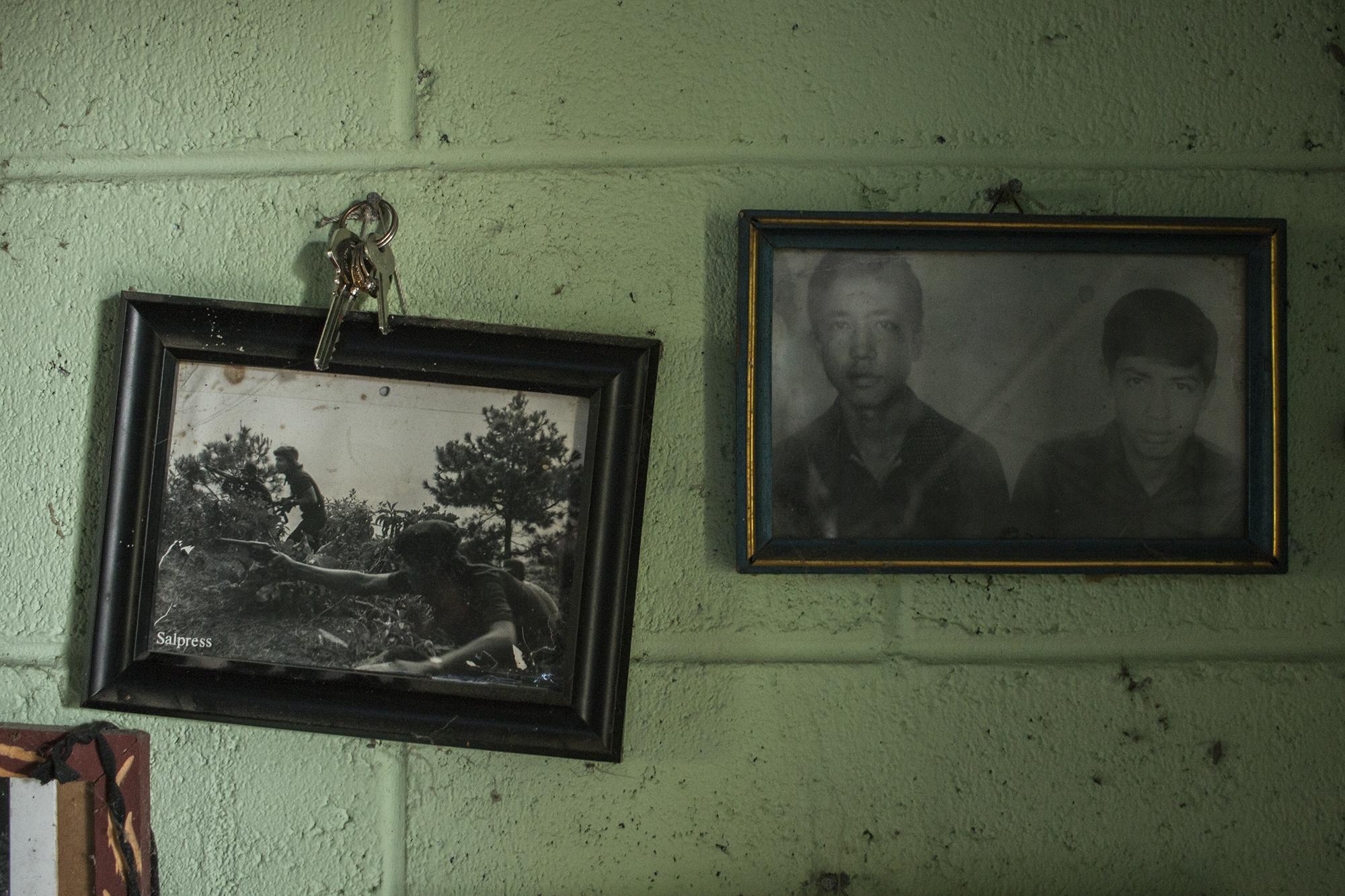 La foto de la izquierda en la vivienda de Giovani Dubón registran un enfrentamiento en el lugar conocido como La Cañada. A la derecha, un retrato de sus dos hermanos que pelearon en la guerra. Uno de ellos murió durante un combate en un campamento de la guerrilla en 1987. Arcatao está lleno de reliquias del conflicto, las atesoran y resguardan también algunos excombatientes que han decidido apoyar a Nuevas Ideas.