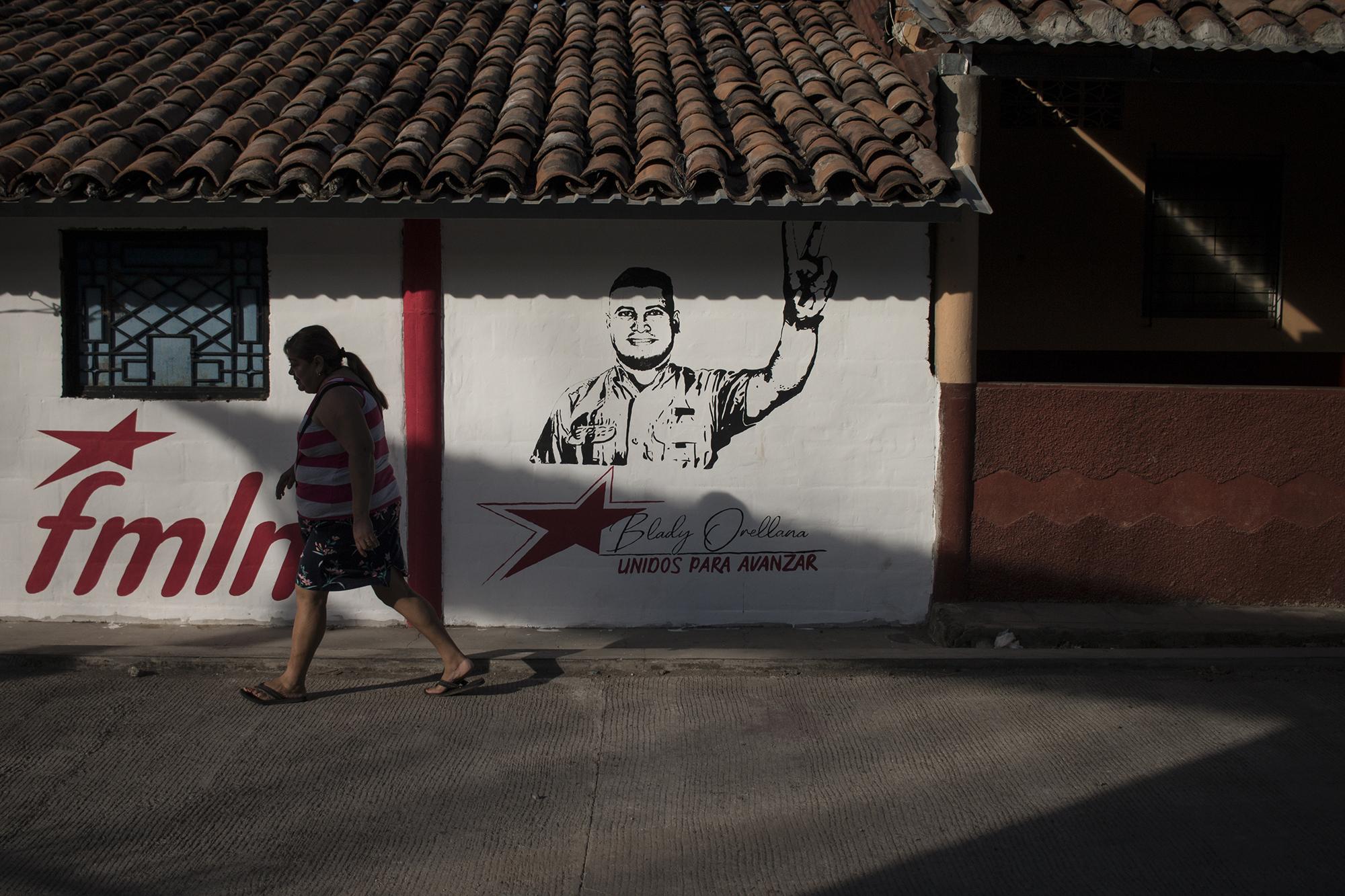 Tras nueve años en el cargo de alcalde, las bases del FMLN decidieron cambiar a José Alberto Avelar por Bladimir Orellana, de 29 años e hijo de excombatientes del FMLN.  Un personaje nuevo en la política, pero que no logró convencer a muchos de sus votantes históricos. Es normal ver pintas del candidato en las casas del municipio, como esta, ubicada en la avenida Silvio Franco.