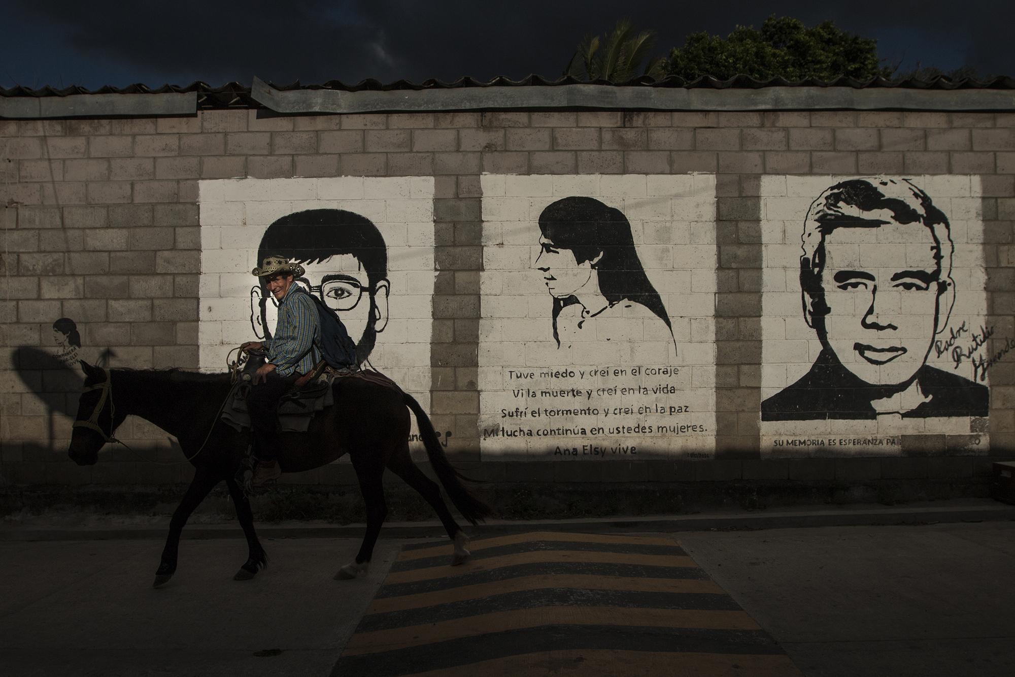 Neftalí López, de 60 años, regresa de trabajar su jornada como agricultor. Es habitante del cantón El Pepeto y ahora es un seguidor de Nuevas Ideas. Pasa frente a un mural alusivo a los mártires del conflicto, en la colonia Jesús Rojas, un asentamiento construido por el sacerdote Manolo Maqueira cuando finalizó el conflicto armado, para beneficiar a los excombatientes de la guerrilla. A diez metros de esta escena, una mujer habla de fraude. Es una excombatiente que repite lo que sin mayor sustento muchos dicen en el pueblo: Que compraron votos, que los soldados no dejaron pasar a los votantes del FMLN que venían del otro lado del río, que los jóvenes acompañaban a los adultos a votar a las urnas y marcaban por ellos. Esta mujer no quiso identificarse. Entre risas, dijo: “Ya se me olvidó mi nombre, por seguridad”.