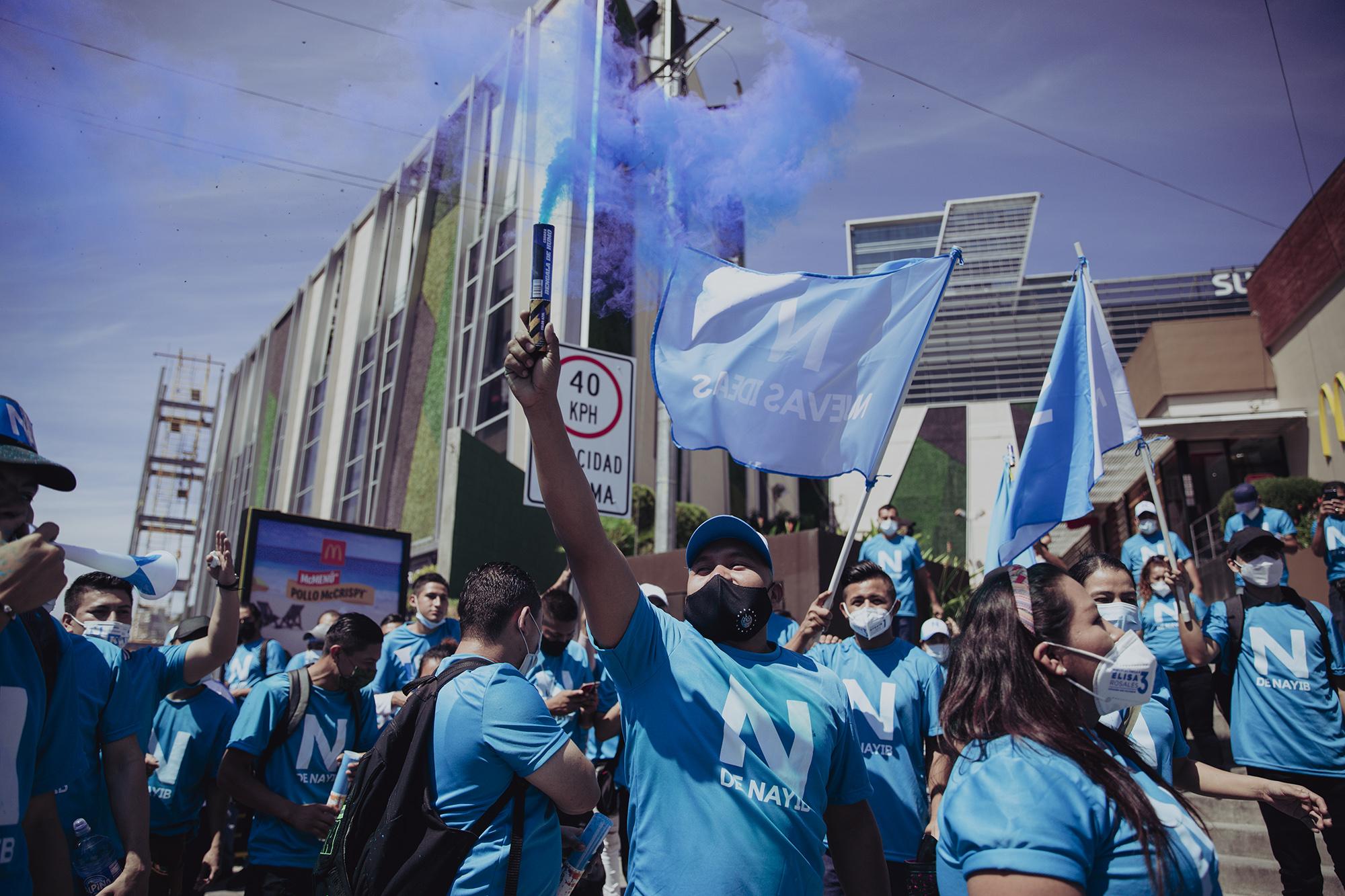 Simpatizantes del partido Nuevas Ideas concentrados en las cercanías del centro de votación Bulevar del Hipódromo el 28 de febrero del 2021. Foto de El Faro: Carlos Barrera