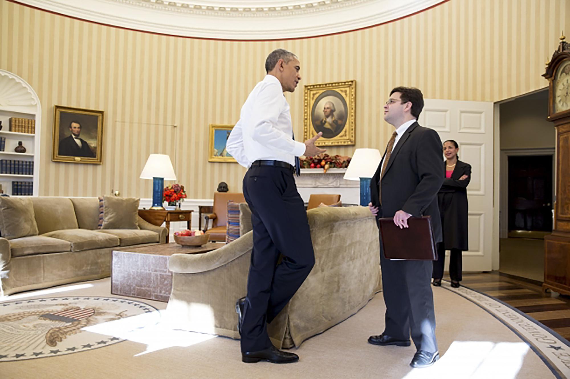 El presidente Barack Obama conversa con Ricardo Zúñiga, entonces director senior de Asuntos del Hemisferio Occidental del Consejo de Seguridad Nacional, luego de que Obama pronunció una declaración sobre Cuba y la liberación del estadounidense Alan Gross en la Oficina Oval, el 17 de diciembre de 2014. La entonces asesora de Seguridad Nacional, Susan E. Rice, observa desde la puerta. (Foto oficial de la Casa Blanca por Pete Souza)