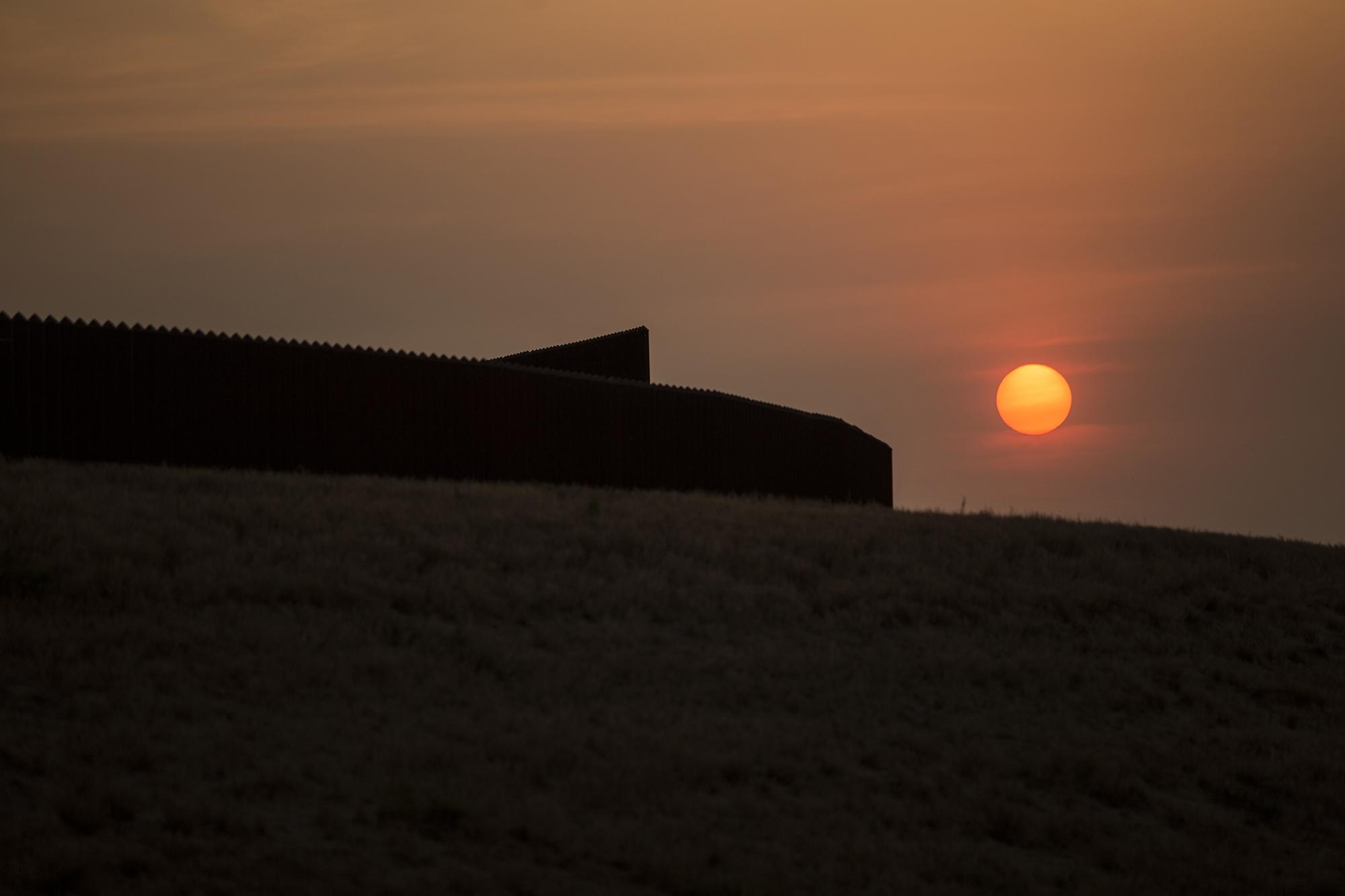 A lo largo de la línea fronteriza, las autoridades detectan cada día decenas de grupos de migrantes, la mayoría centroamericanos, que esperan a que la luz del sol se caiga para cruzar el río Bravo. El sol se pone sobre el muro fronterizo, en la zona conocida como Peñitas, Texas, un punto de cruce donde las autoridades mantienen una vigilancia extrema.