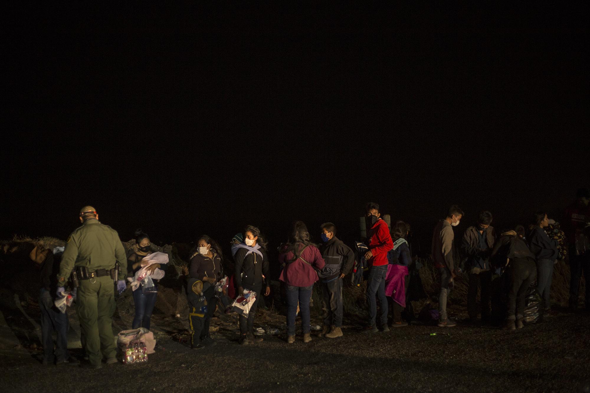 En la noche en Roma, no hubo imágenes de gente corriendo en territorio estadounidense, intentando evadir a las autoridades. Grupos de cinco, diez, hasta 20 personas, llegan por veredas hasta este punto para entregarse a la Patrulla Fronteriza. Buscan pedir asilo.  Los agentes solo esperan cada noche la llegada de los centroamericanos.