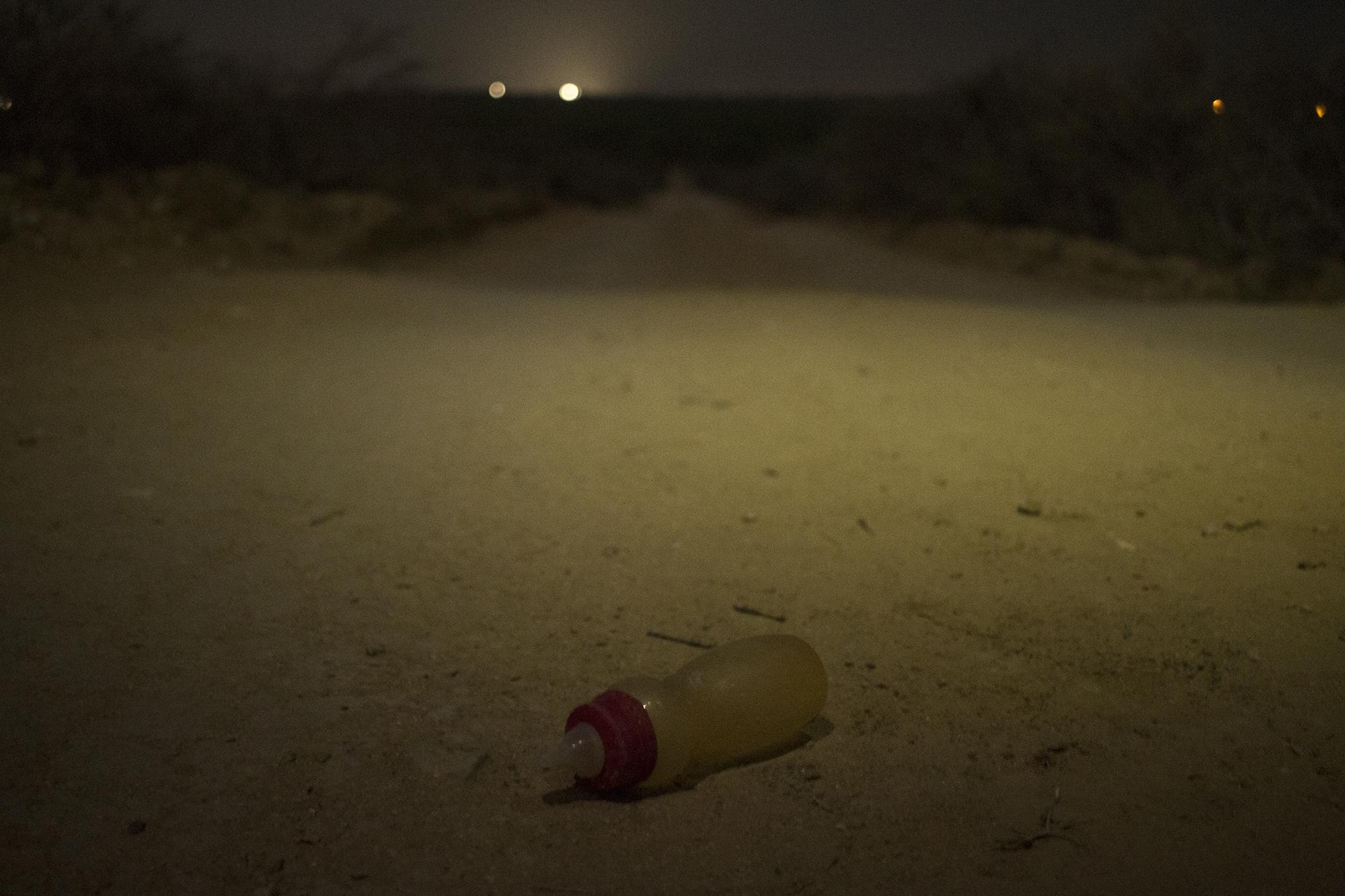 Después de cruzar el río, los migrantes caminan alrededor de 30 minutos entre el monte y las calles polvosas. En el trayecto, hay ropa, bolsas que vuelan con el viento y pertenencias que quedan olvidadas en la prisa del camino.