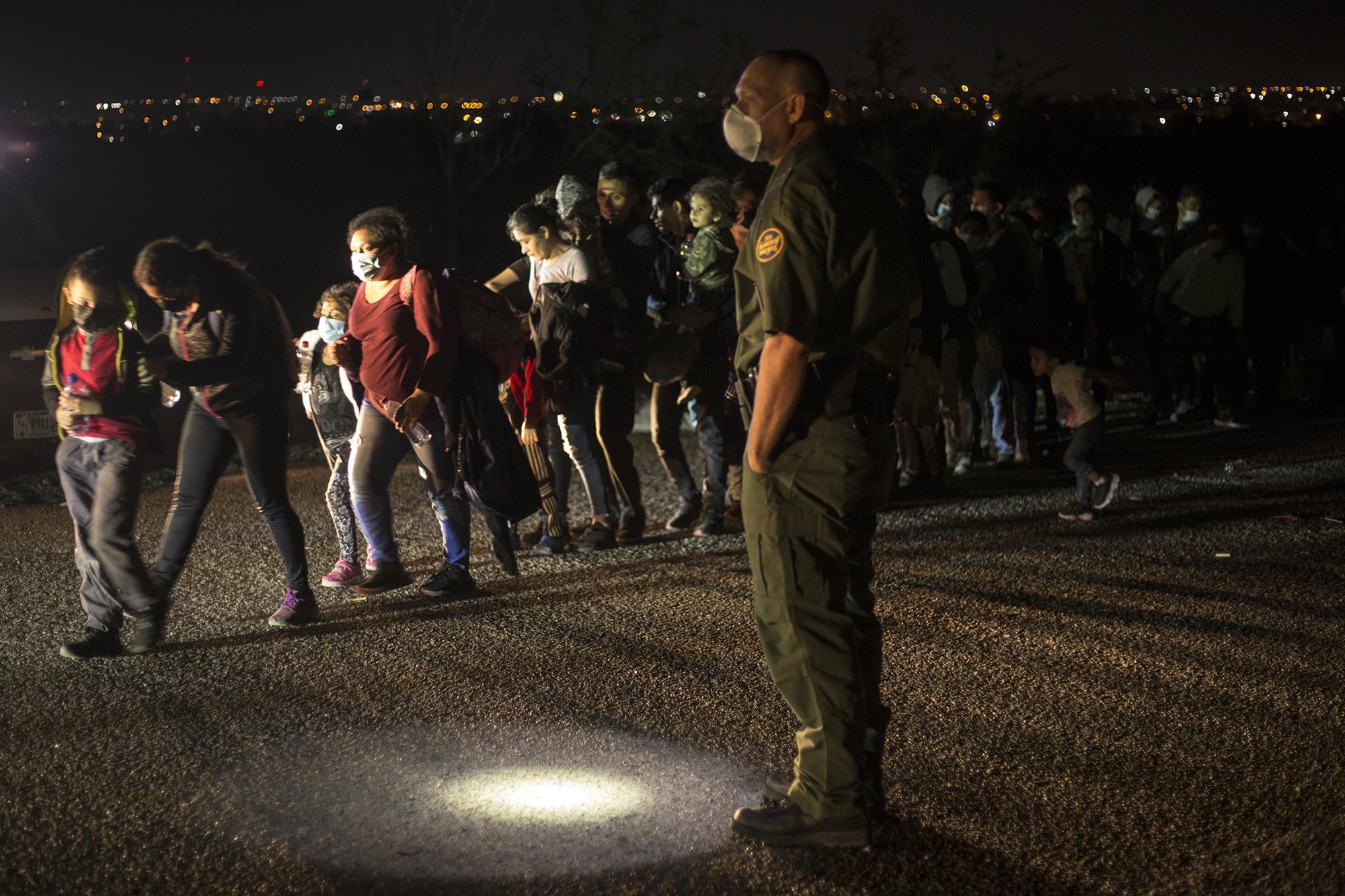 Esta es solo un punto clave de entrada indocumentada en esta frontera de 3,100 kilómetros. La gran mayoría de los centroamericanos que se entregan en busca de asilo provienen de Honduras y huyen de la violencia o de la devastación dejada por dos huracanes que golpearon el empobrecido país este 2020, en plena pandemia.