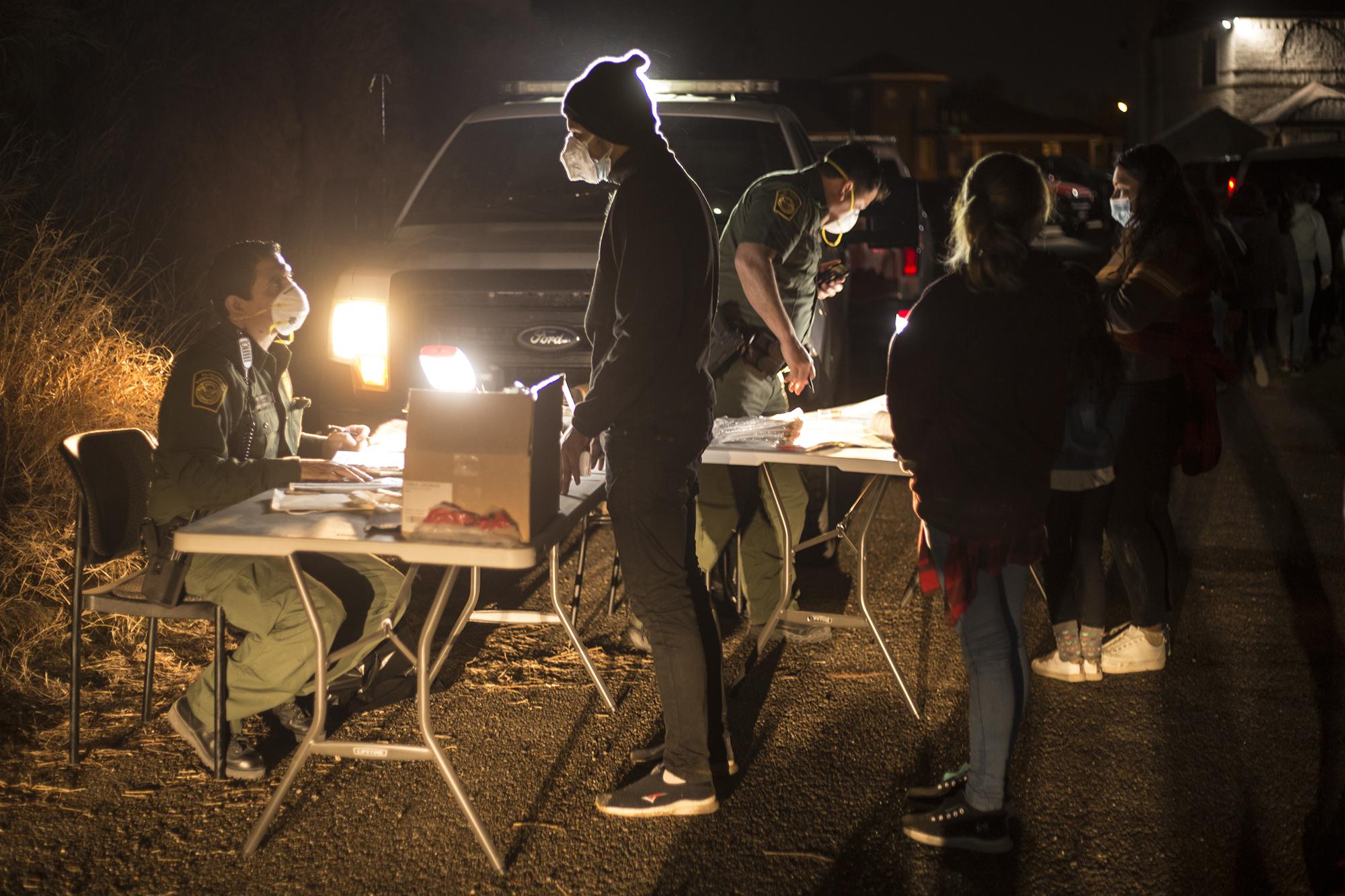 La Patrulla Fronteriza ha improvisado su oficina sobre una calle polvosa, paralela a la carretera principal de la ciudad de Roma. En los últimos 15 días, todas las noches reciben a decenas de migrantes hondureños, guatemaltecos y salvadoreños en busca de asilo.