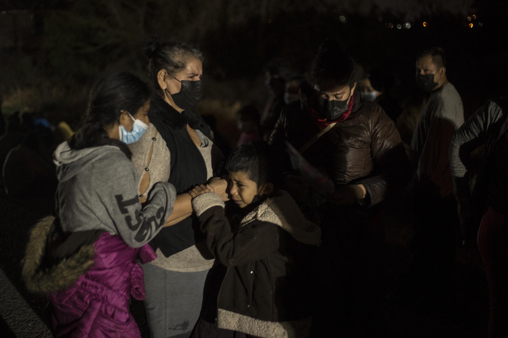 Tres niños lloran y abrazan  a su abuela materna, quien corrió asustada al ver a los agentes de la Patrulla Fronteriza. Tras el intento de escape, la separaron de grupo y, unas horas después, la trasladaron bajo detención. Es una familia de cinco hondureños que huye de la violencia de su país. “Ella es lo único que tengo. Si la regresan, me la van a matar”, le decía su hija a un agente, mientras todos se aferraban a su matriarca, en horas de la madrugada del 27 de marzo.