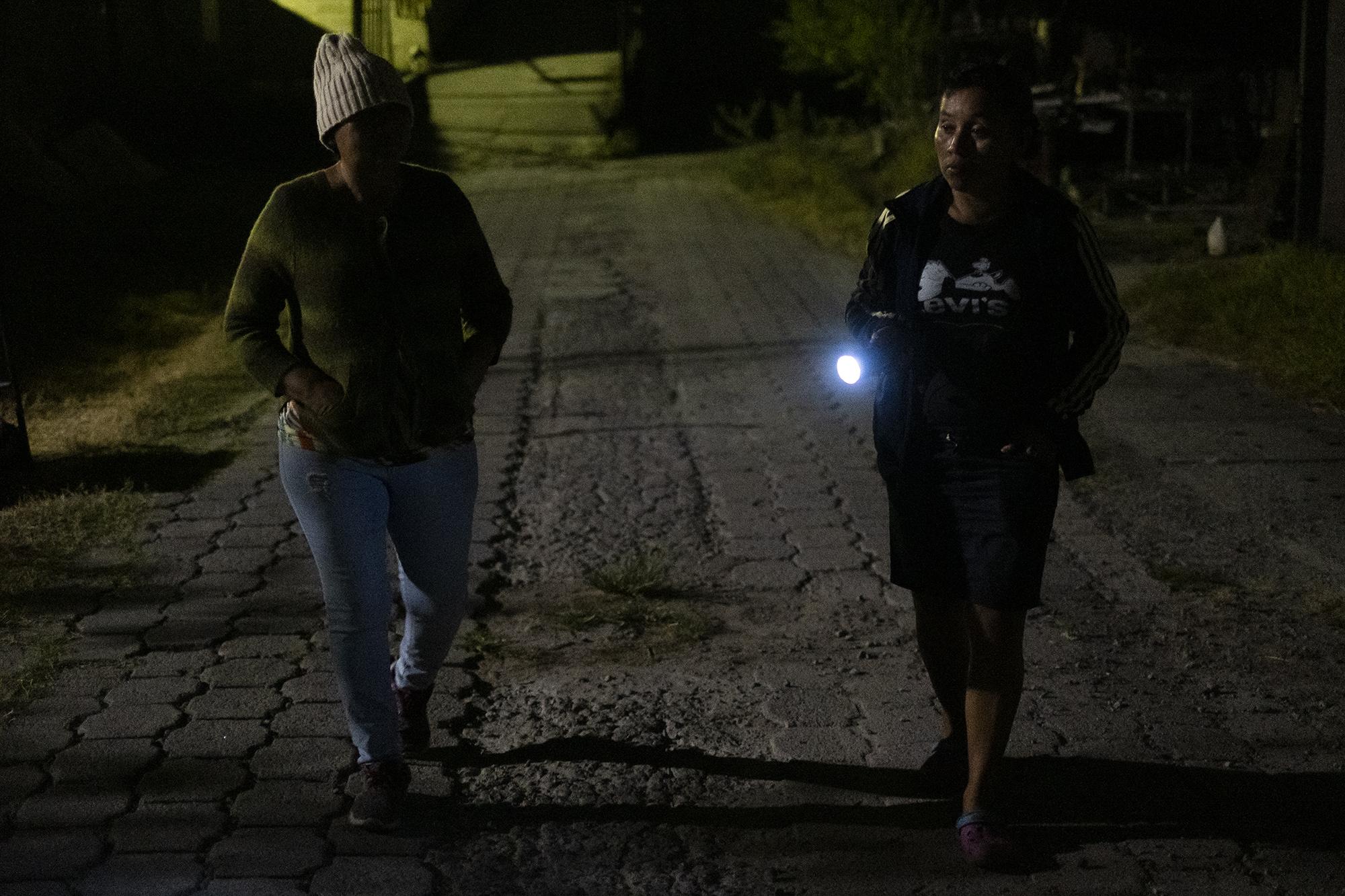 Victoria Panameño y Nuria Pérez durante su ronda de vigilancia el 15 de marzo de 2021 a las 10:40 p.m al interior de las instalaciones donde existió la fábrica Florenzi. Desde que accedieron a las instalaciones, en enero de 2021, las mujeres han hecho ronda de vigilancia todas las noches para evitar que alguien pueda entrar y robar cosas del interior.