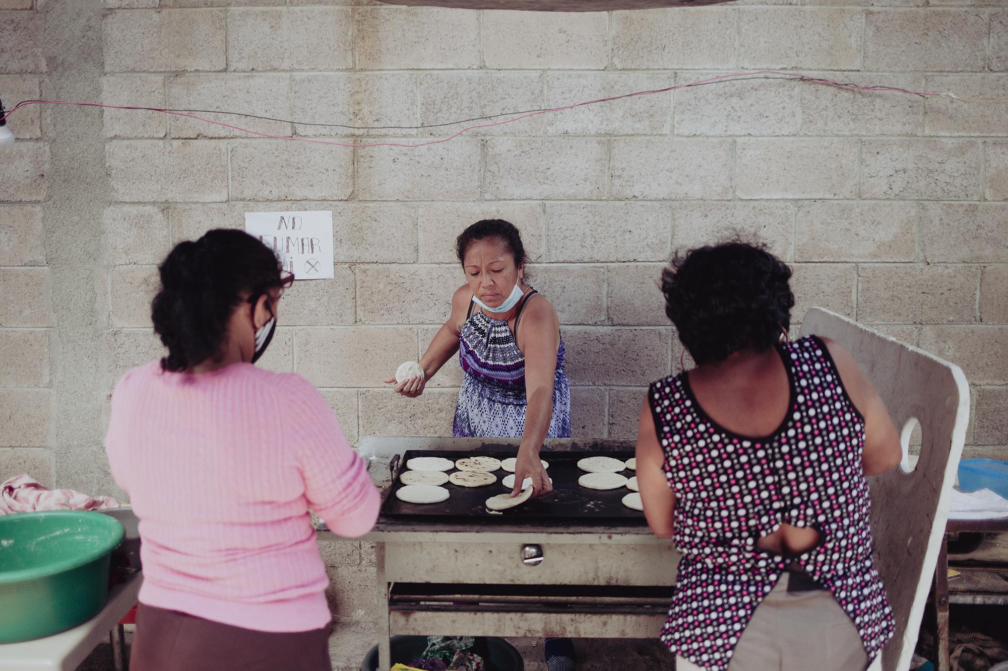 En el campamento está coordinado el día que le toca cocinar a cada mujer. Desde temprano se hacen presentes a la fábrica y cocinan. Cuando hay sesión para dar informes y avances de logros se cocina hasta para 60 mujeres.