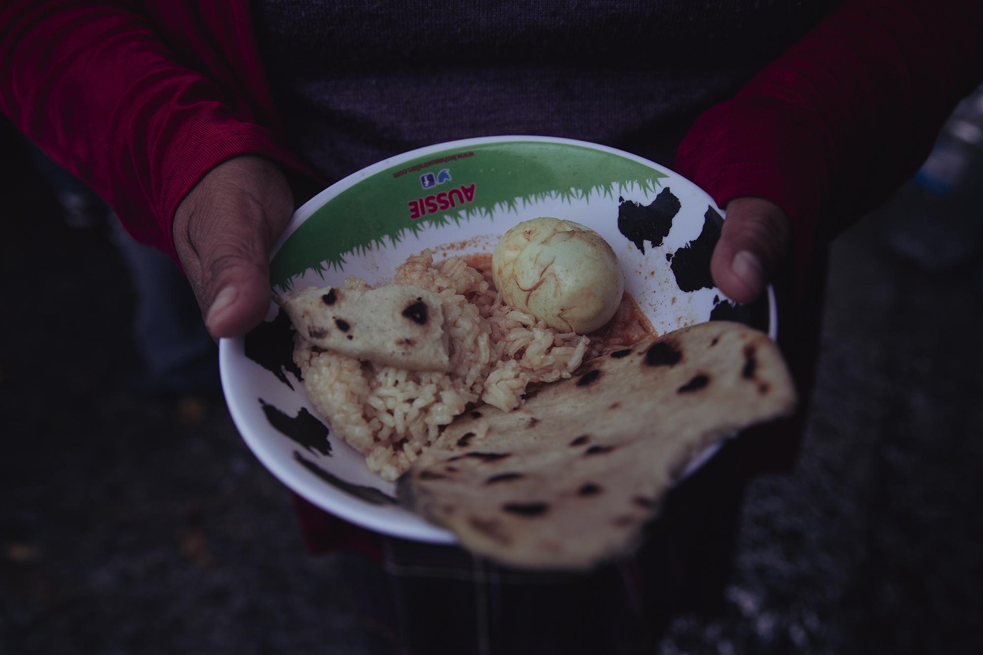 Después de una intensa tormenta el 3 de septiembre del 2020 las mujeres pudieron almorzar un plato con arroz y huevo bajo unos toldos que poco resistían el agua que caía.