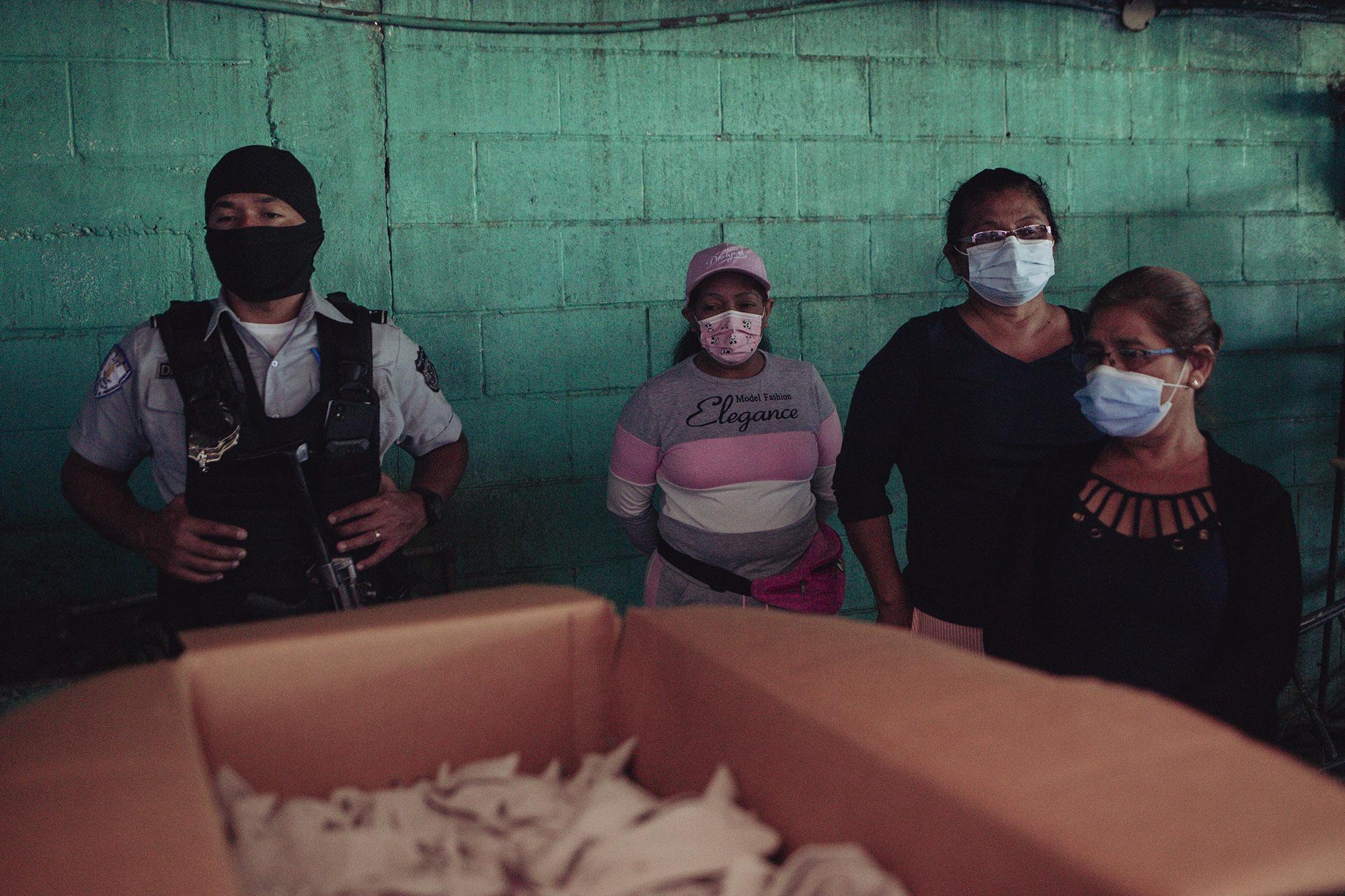 Consuelo Viuda de Peña, Silvia Sánchez y Albertina Ramos supervisan el conteo del inventario de productos textiles como parte del embargo impuesto por el Juzgado Primero de lo Laboral a favor de las extrabajadoras de Florenzi. Para su lucha, fue un día trascendental, ya que por primera vez se llevaba un procedimiento judicial a su favor dentro de las instalaciones. 