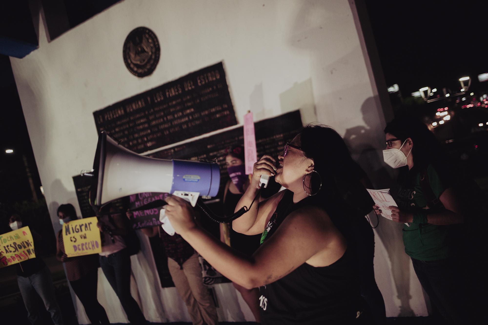 Colectivos feministas colocaron en la base del monumento a La Constitución un altar en tributo a Victoria Salazar. También reclamaron por justicia. Foto de El Faro: Carlos Barrera