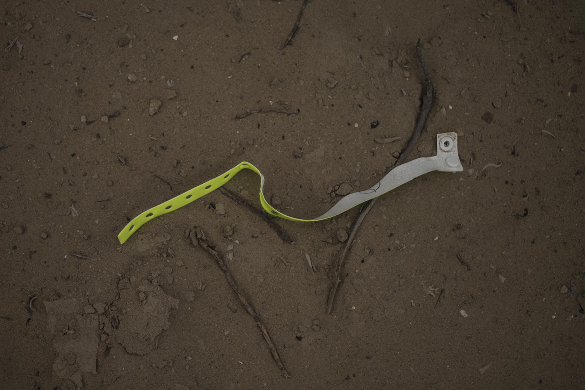 Una vez se bajan de las balsas del lado estadounidense, la mayoría se despoja de las pulseras multicolores. Se trata de un registro del crimen organizado para saber quién pagó a qué coyote por el cruce. El negocio del coyotaje en la frontera mexicana está dominado desde hace décadas por grupos del crimen organizado, cárteles u organizaciones que pagan por su protección. 