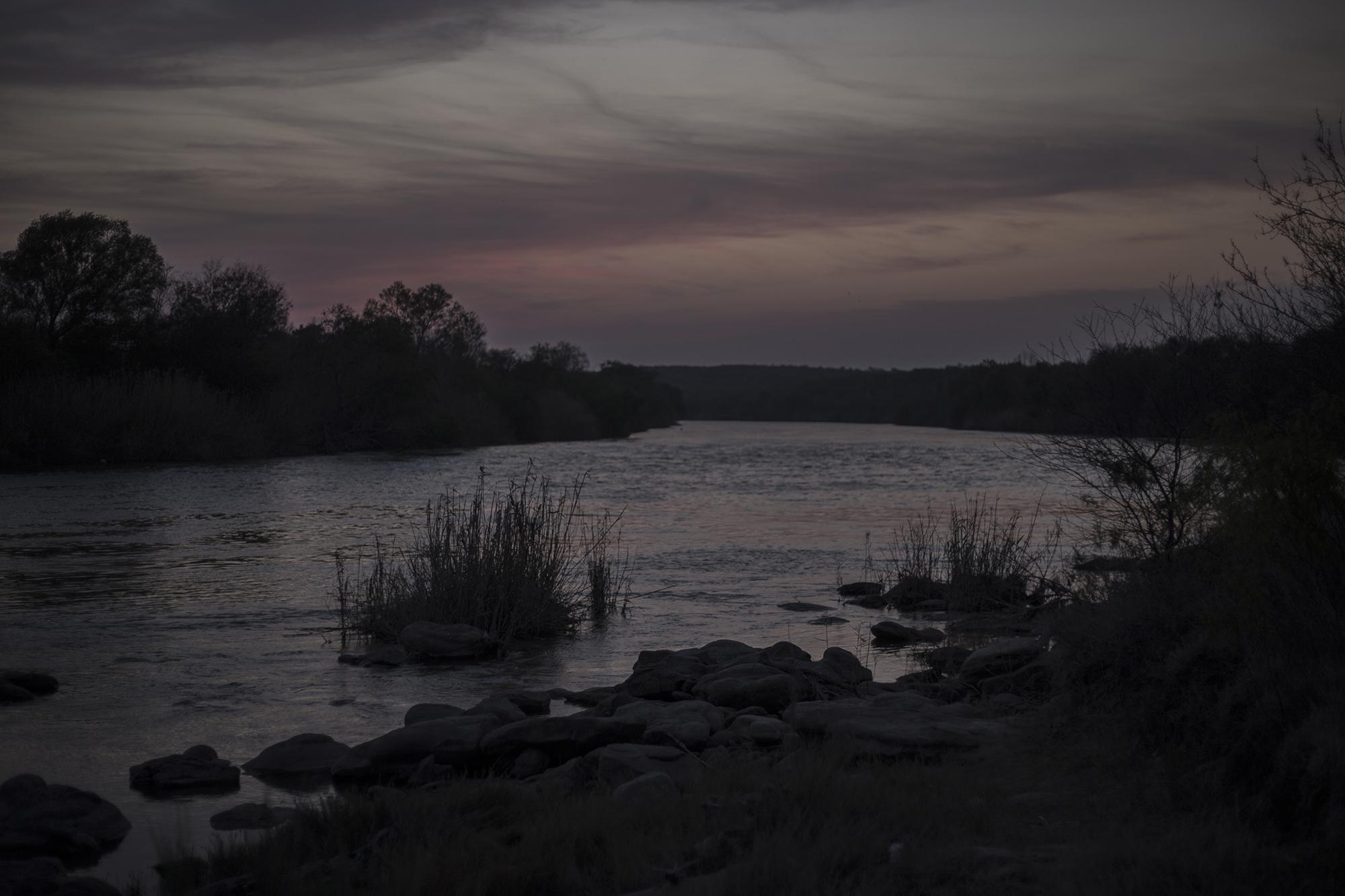 El sol se oculta sobre el río Bravo. Desde el lado estadounidense, se escuchan voces confusas y el ruido de los motores con los que inflan las balsas en la ribera mexicana. 