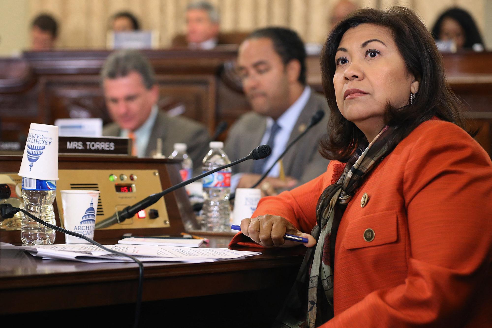 WASHINGTON, DC - 21 DE OCTUBRE: La representante Norma Torres (D-CA), miembro del Comité de Seguridad Nacional de la Cámara de Representantes, interroga a los testigos durante una audiencia sobre amenazas mundiales a los Estados Unidos en el edificio de oficinas de Cannon House en Capitol Hill el 21 de octubre de 2015 en Washington. CORRIENTE CONTINUA. El director del Centro Nacional de Contraterrorismo, Nicholas Rasmussen, el secretario de Seguridad Nacional, Jeh Johnson, y el director de la Oficina Federal de Investigaciones, James Comey, fueron interrogados sobre el reclutamiento de mujeres jóvenes por parte de ISIS, su uso de las redes sociales y sus recursos limitados debido al secuestro del presupuesto. Foto de El Faro: Chip Somodevilla/ Getty Images / AFP.