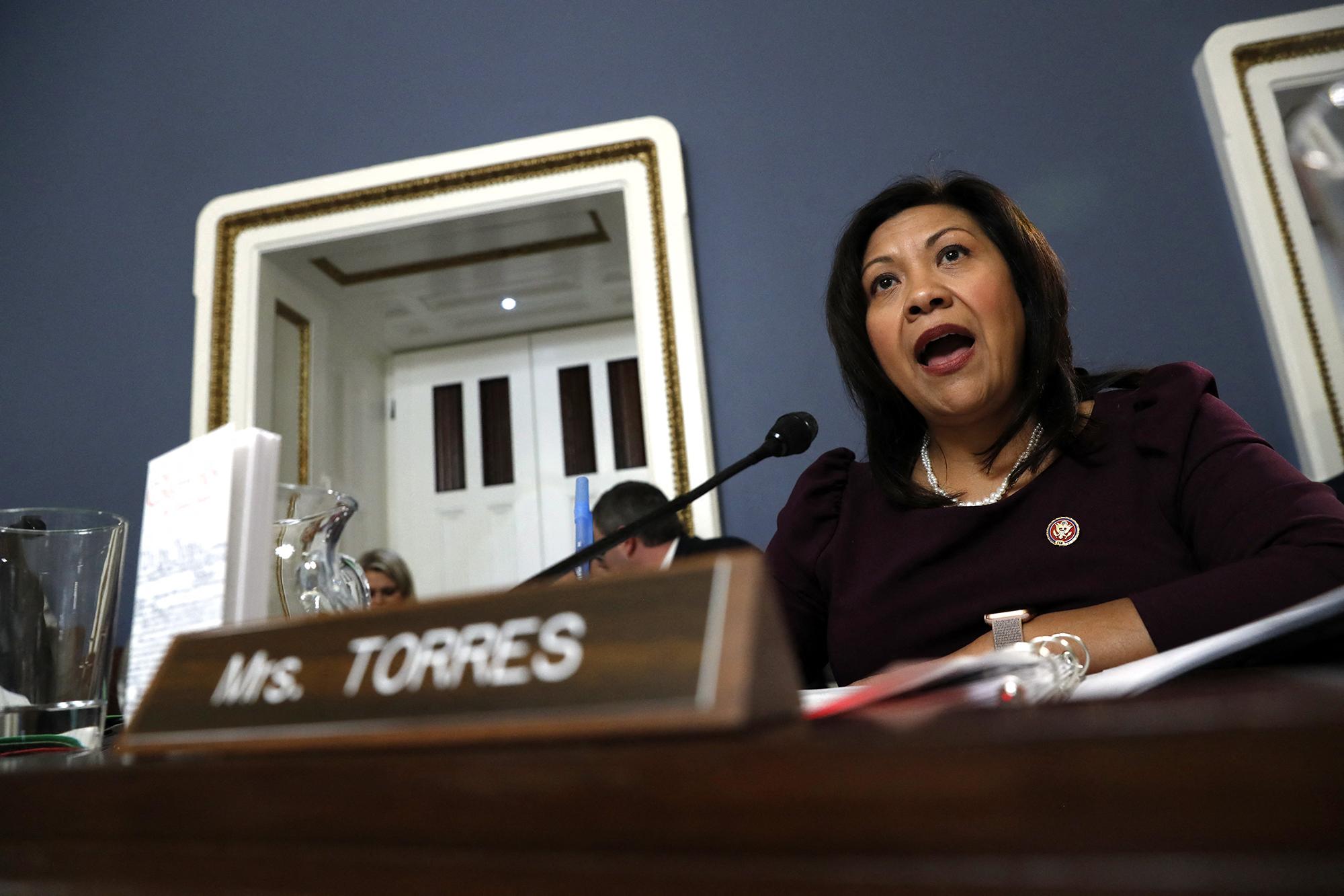 La representante Norma Torres, demócrata de California, habla durante una audiencia del Comité de Reglas de la Cámara sobre el juicio político contra el presidente Donald Trump, el 17 de diciembre de 2019, en Capitol Hill en Washington, DC. Foto de El Faro: Jacquelyn Martin /AFP.