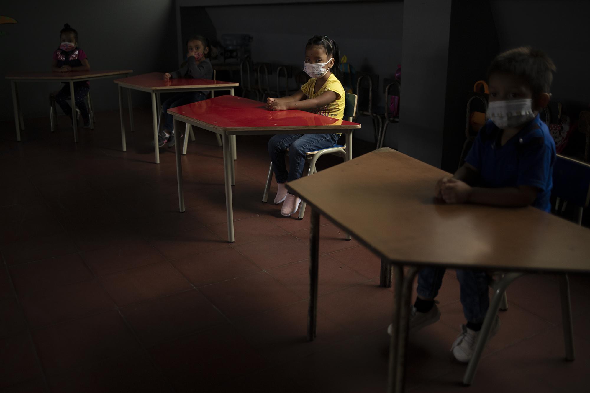 Por normas de los ministerios de Salud y Educación es obligatorio para los padres de familia llevar a sus hijos con mascarilla, sin importar el nivel educativo al que asistan. En la escuela los maestros son los encargados de que los niños cumplan todas las normas de salubridad para evitar contagios de la covid-19. En el Centro Escolar República de Brasil, los niños de kínder 5 son inducidos para guardar la distancia física entre compañeros, así como a mantener puesta la mascarilla todo el tiempo.
