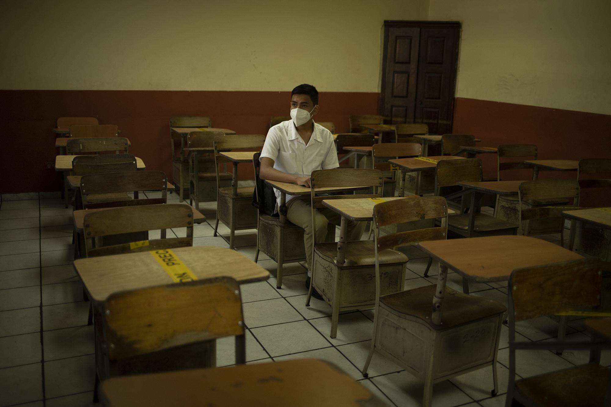 Alexis Martínez cursa primer año de bachillerato en el Instituto Nacional General Manuel José Arce, en su sección son 40 alumnos que serán divididos en dos grupos de 20. El primer día de retornar a clase 10 de sus compañeros ya le habían dicho que no iban a poder regresar, 