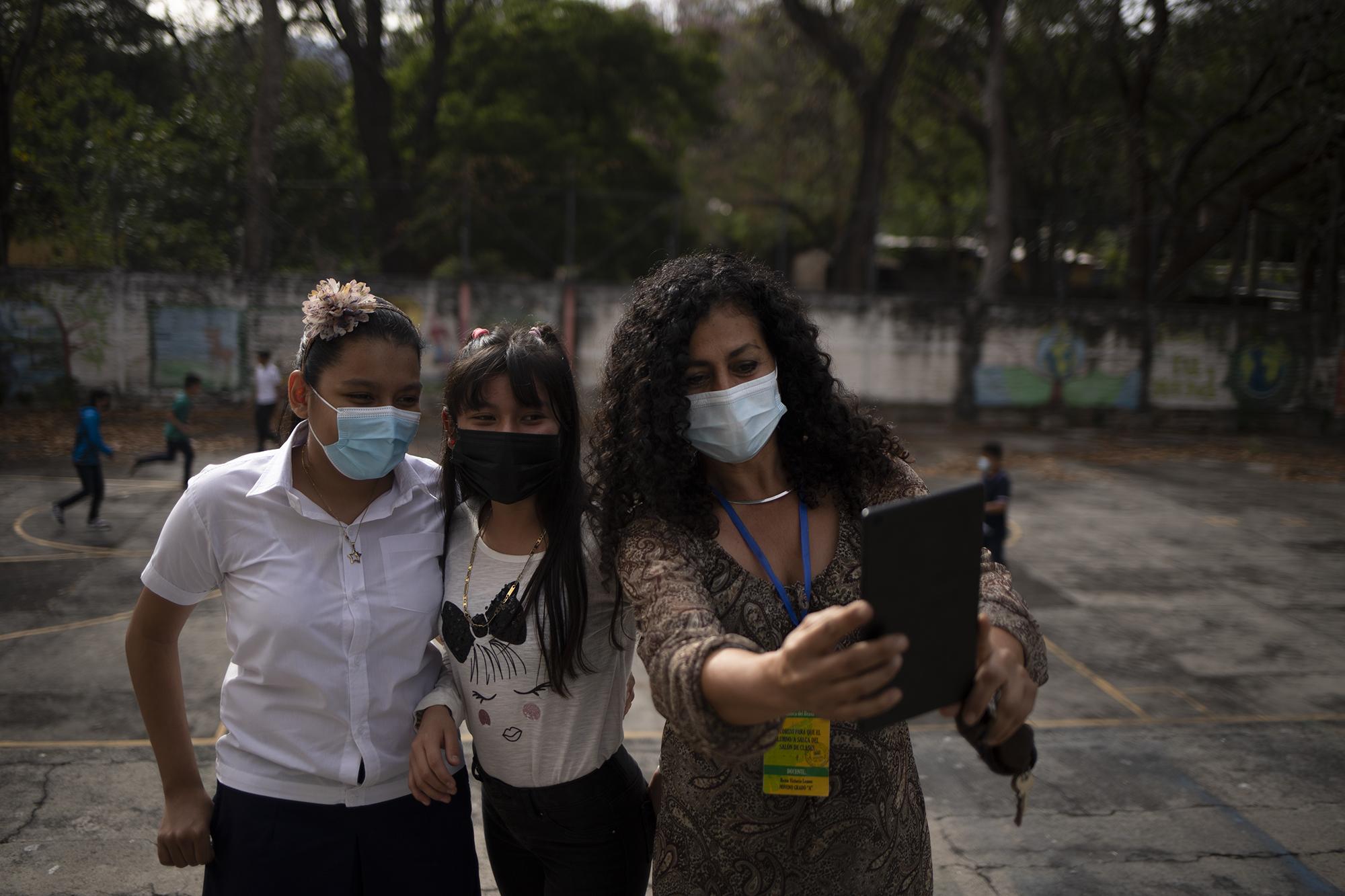 Victoria Lemus es maestra del Centro Escolar República de Brasil, este año la maestra imparte la materia de inglés a los alumnos del séptimo grado. Para ella el retorno a clases es un día histórico y aprovechó para hacerse fotos con sus alumnos y enviarlas a un grupo de mensajería en el cual se comunican, 